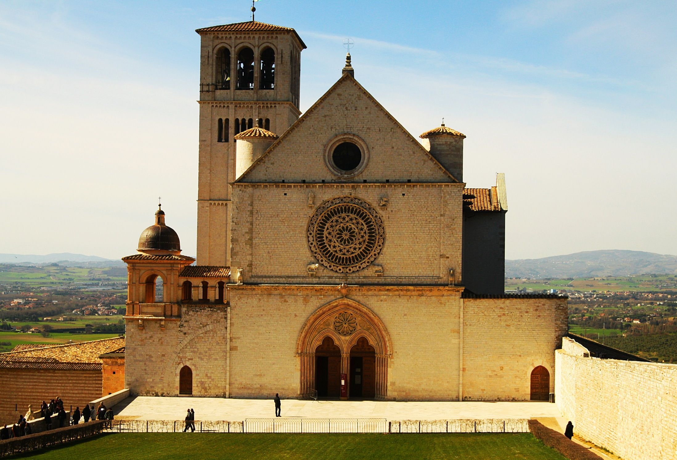 Architektonische Schönheit der Basilika des Heiligen Franz von Assisi, 2200x1500 HD Desktop