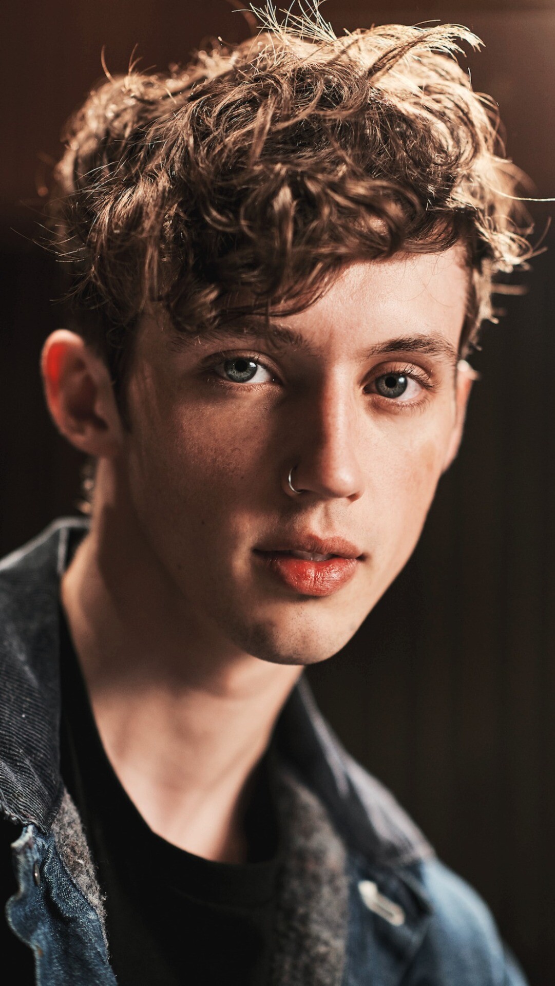 Troye Sivan: The fifth single, "Animal", was released on 9 August 2018. 1090x1920 HD Background.
