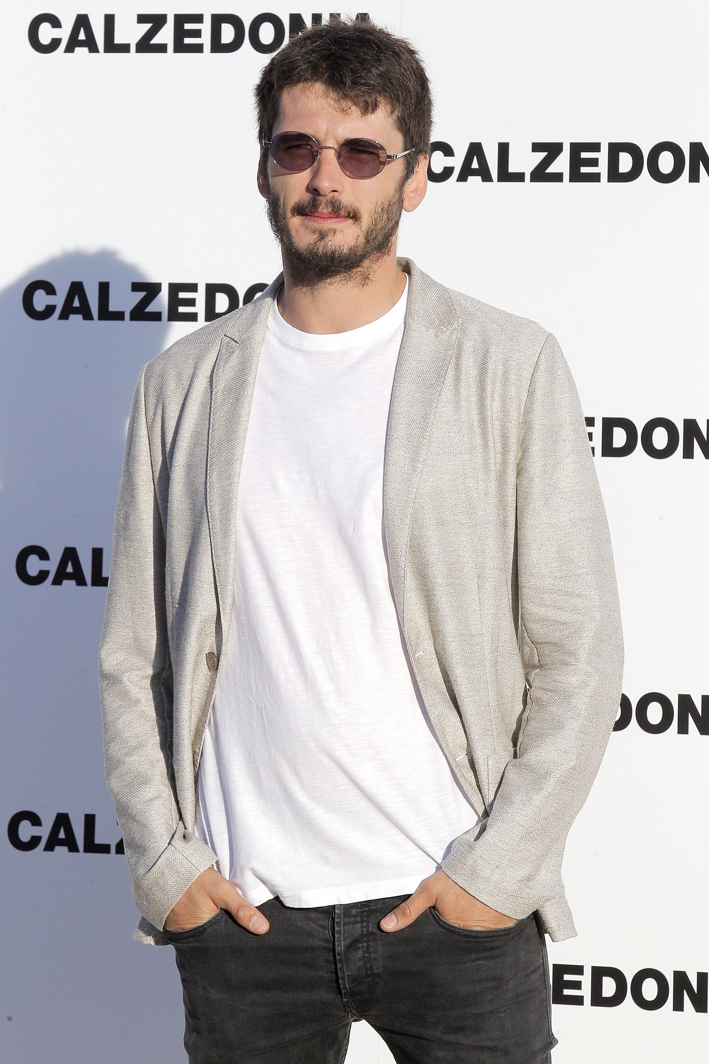 Yon Gonzalez: Monte-Carlo Television Festival Awards, Well Known Spanish Actor. 1420x2130 HD Wallpaper.