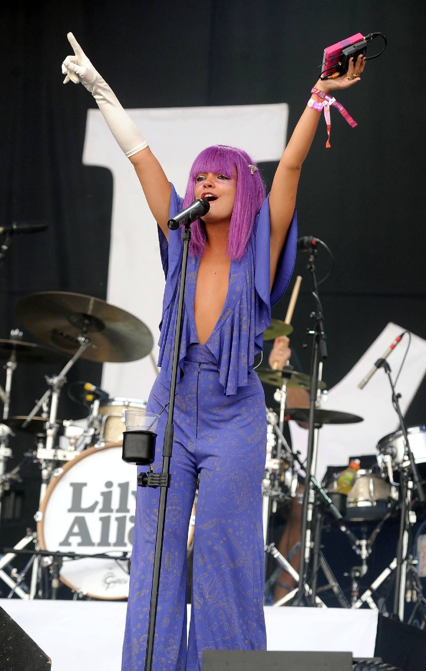 Lily Allen, Glastonbury jumpsuit, Sexy and quirky, Lily Allen Fashion, 1400x2200 HD Handy