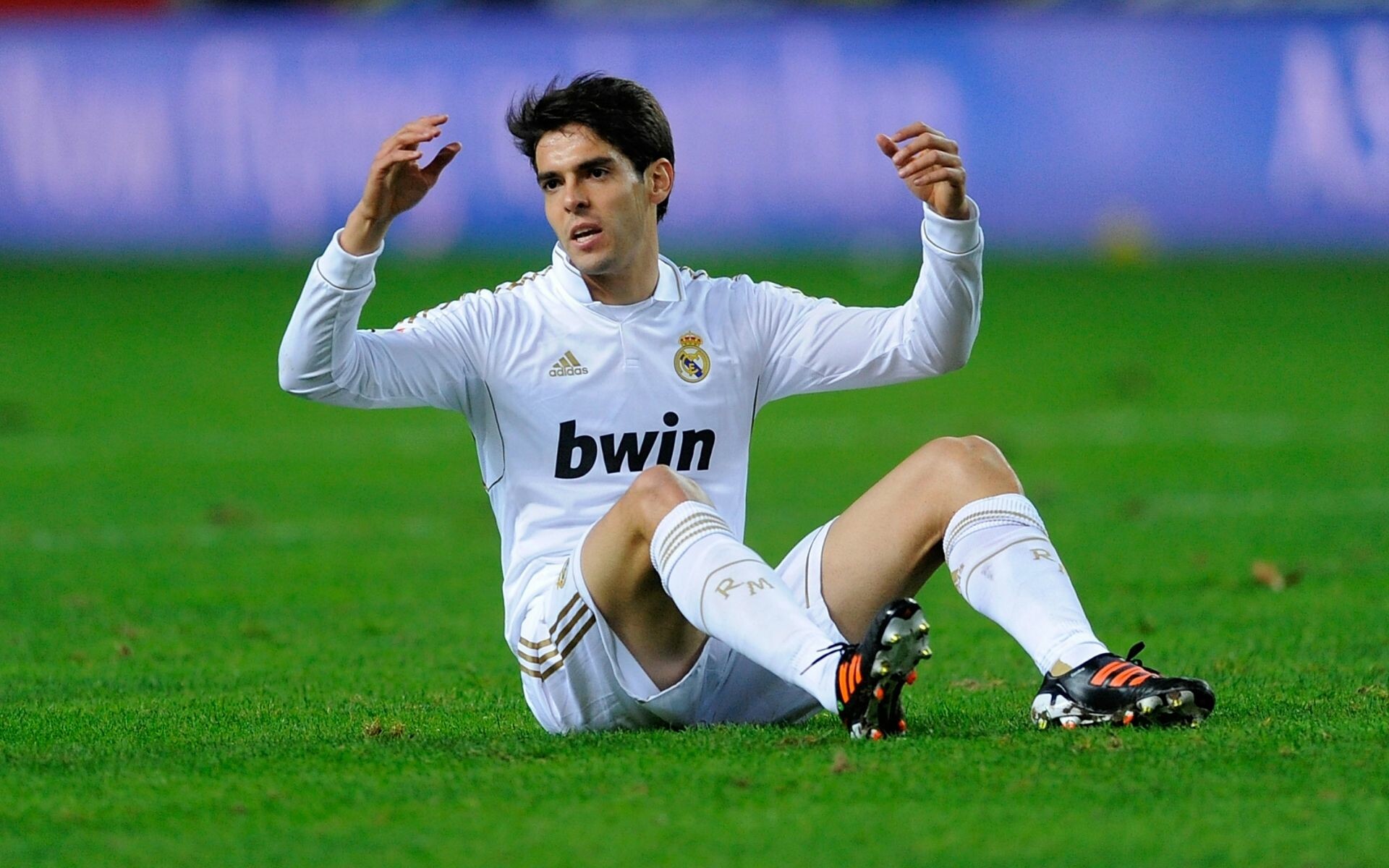 Kaká: Spent six years with AC Milan, Joined Real Madrid in 2009 for a transfer fee of €67 million. 1920x1200 HD Wallpaper.
