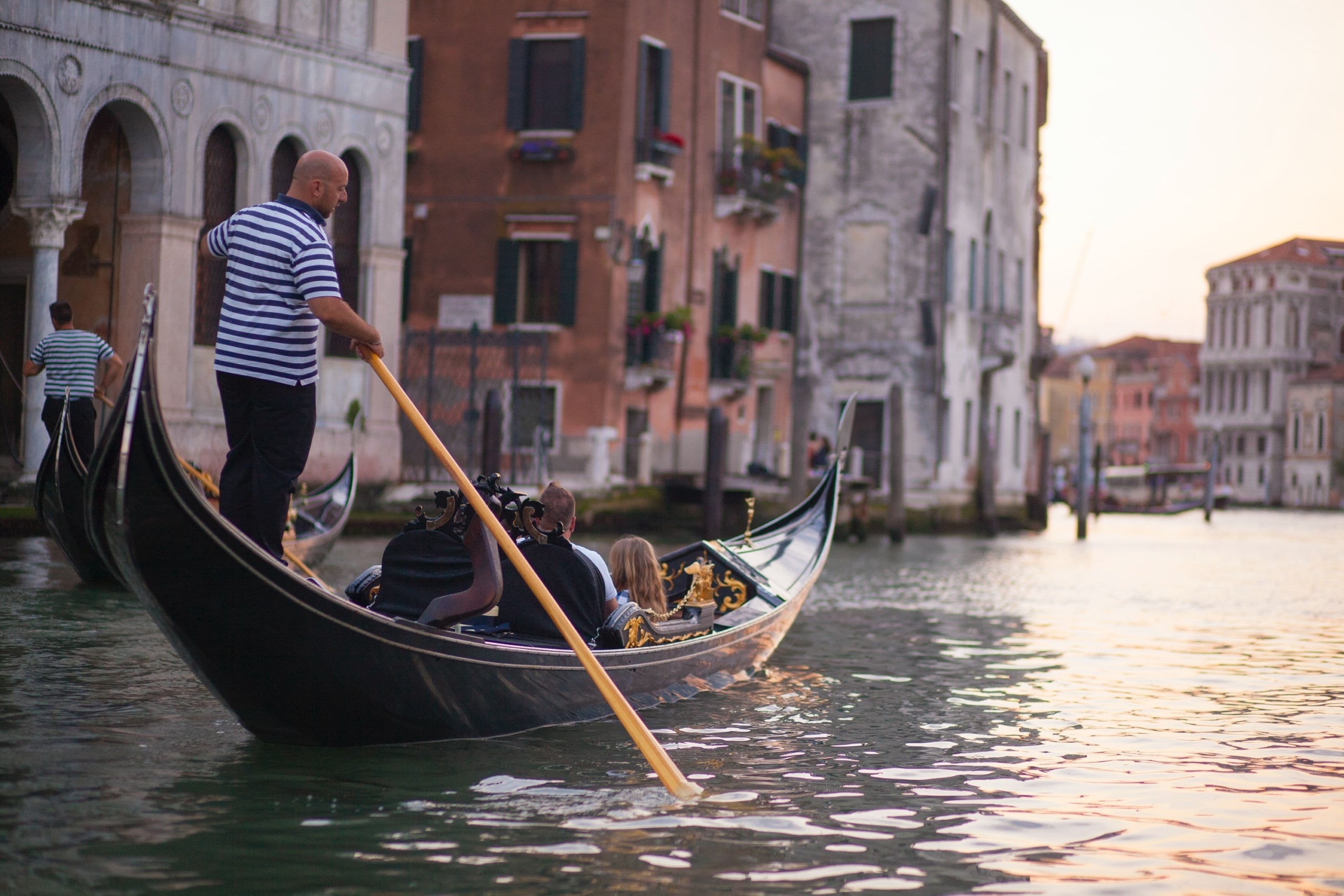 Gondola: Boat with paddle in Venice, used for hire by tourists. 2560x1710 HD Background.