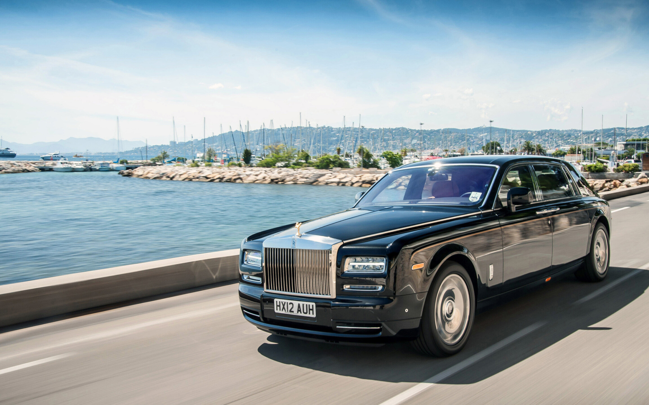 Rolls-Royce: Phantom, the current flagship model made by British car manufacturer. 2560x1600 HD Wallpaper.