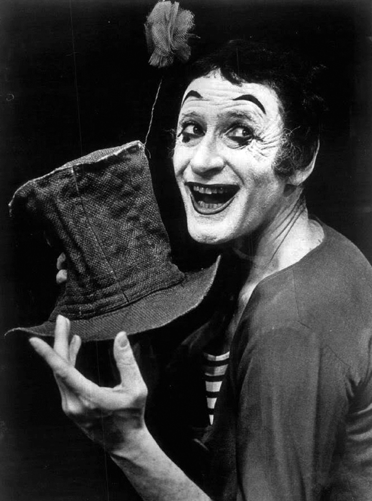 Marcel Marceau: Black and white, Performer, French, Entertainment, Actor, Mime, World famous, Monochrome, Art of Silence, Bip the Clown. 1490x2000 HD Background.
