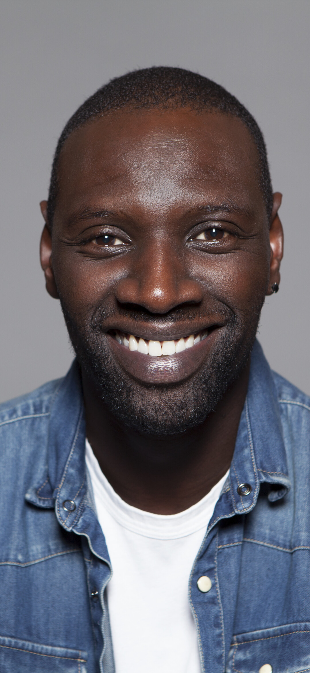Omar Sy: Celebrity, French actor, Intouchables. 1080x2340 HD Wallpaper.