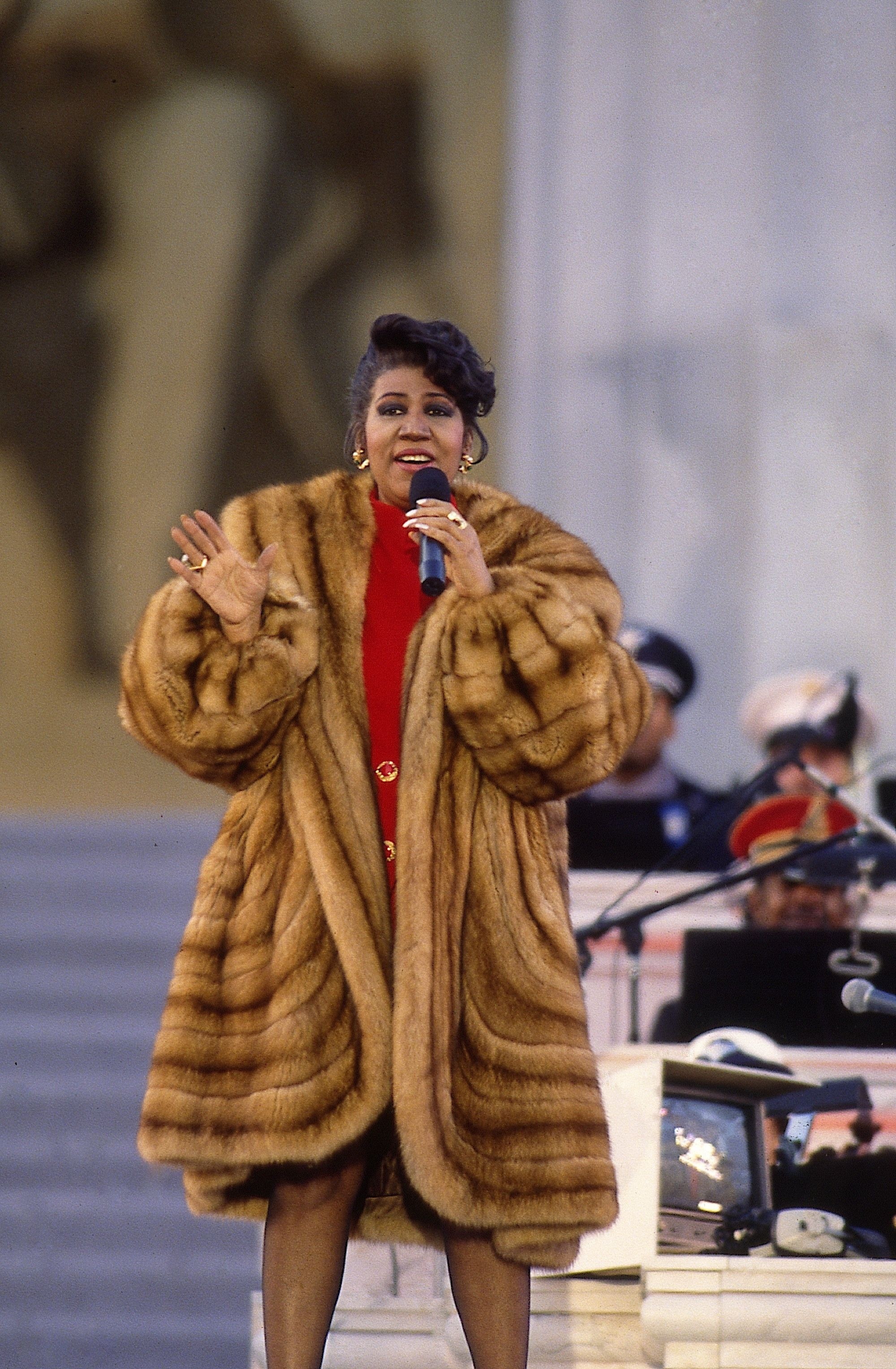 Aretha Franklin, Loving mother, Pioneering artist, Remembering life, 2000x3060 HD Phone