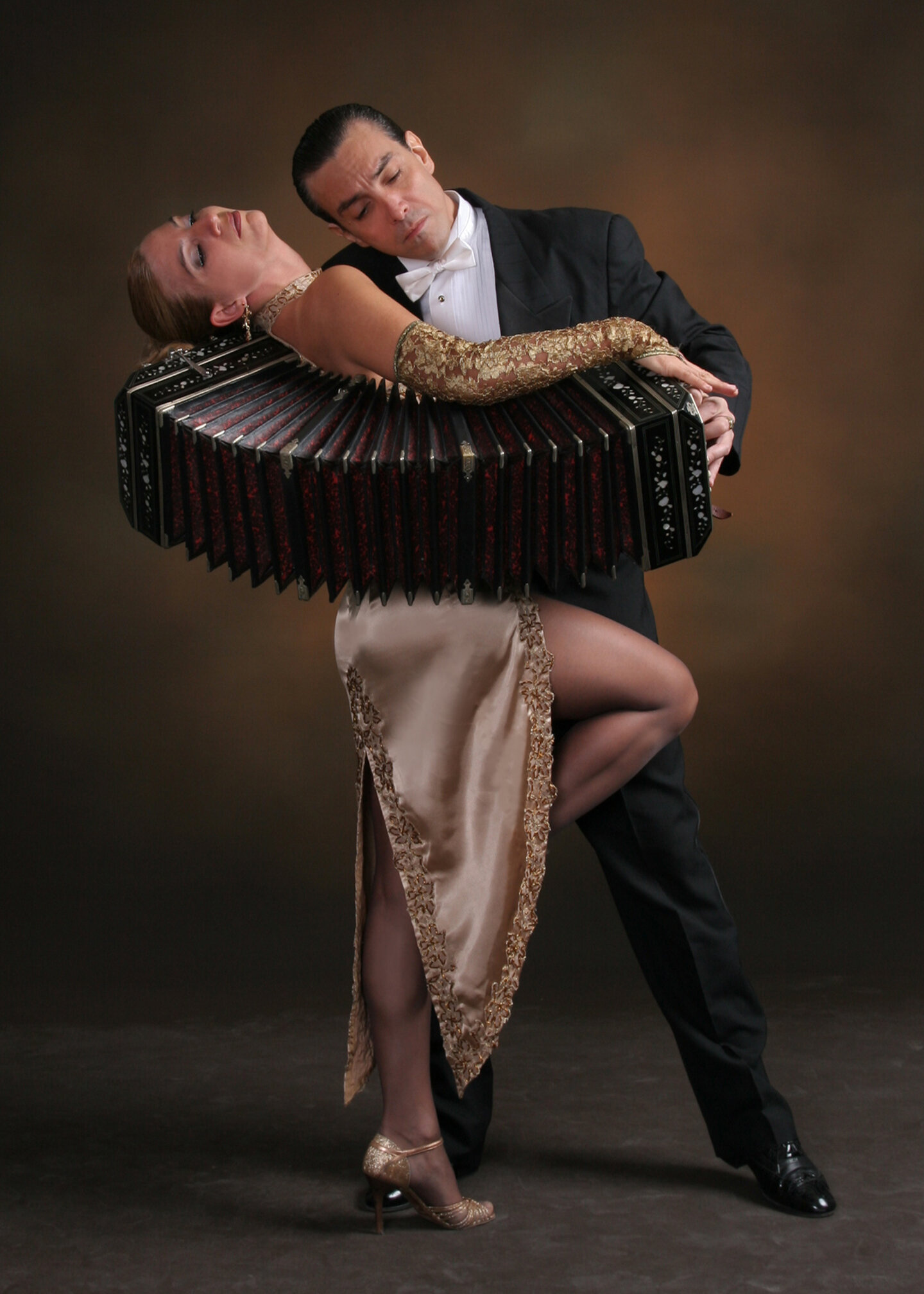 Argentine Tango: Fabian and Roxana Belmonte, Tango Argentino in Amsterdam, Classes and shows. 1440x2020 HD Background.