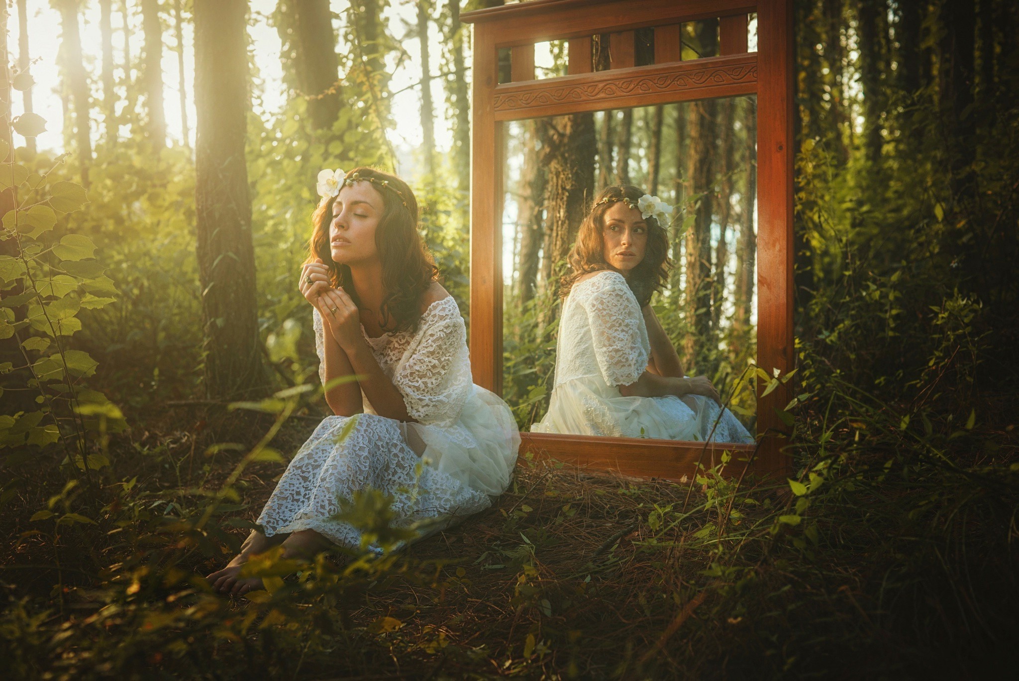 Mirror: Sunlight, Women in the reflection, Surreal, A reflecting surface mounted in a wooden frame. 2050x1370 HD Background.
