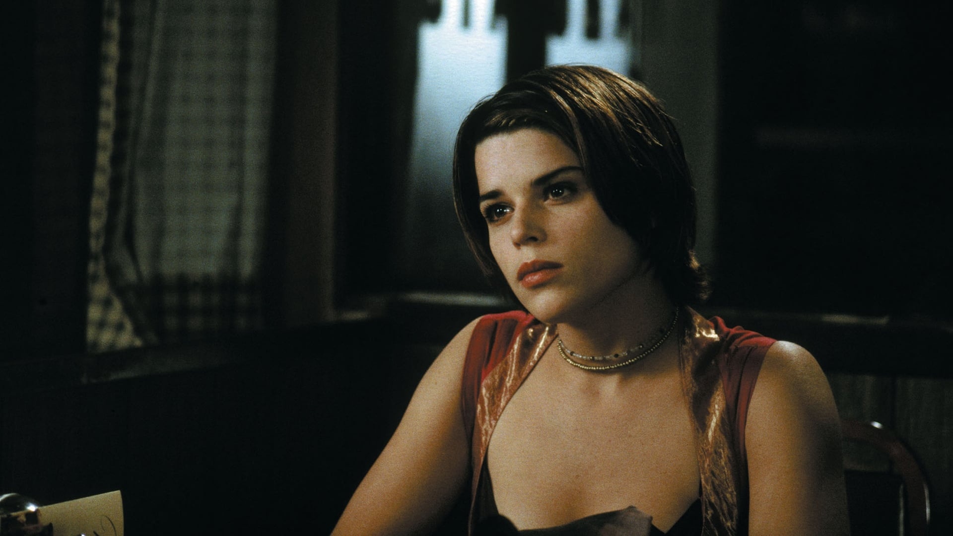 Three to Tango (1999 Movie): Amy Post, A fictional character played by Neve Campbell. 1920x1080 Full HD Background.