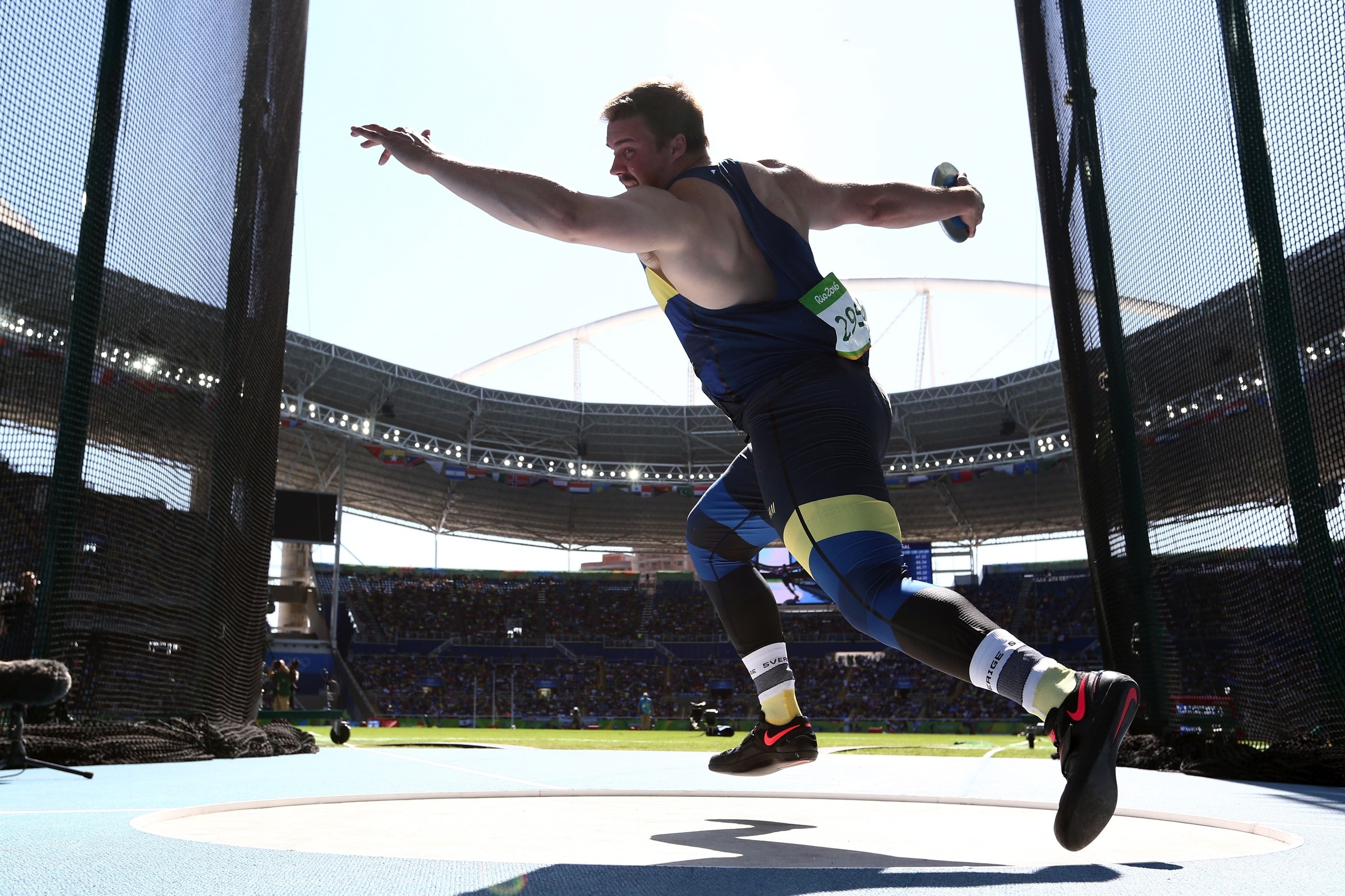 Discus throw, Men's event, Olympic athletics, Field and track, 2400x1600 HD Desktop