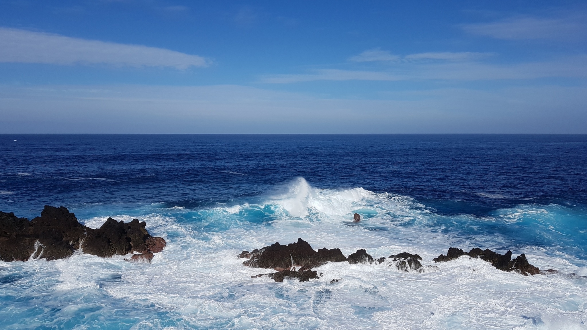 Atlantic Ocean, Ocean waves, Blue water, Serene atmosphere, 2050x1160 HD Desktop