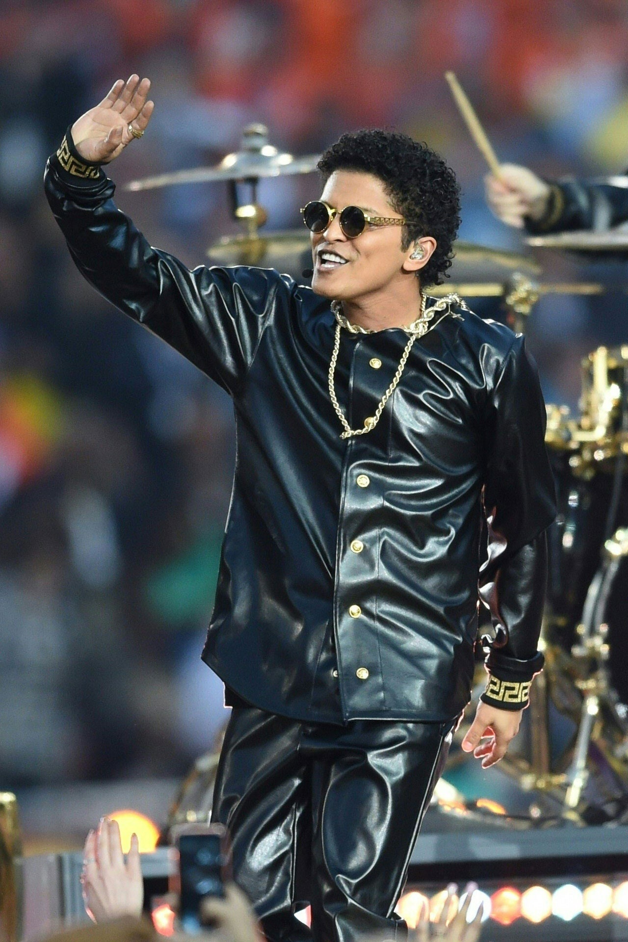 Bruno Mars, Super Bowl 50 halftime show, Versace costume, 1280x1920 HD Phone