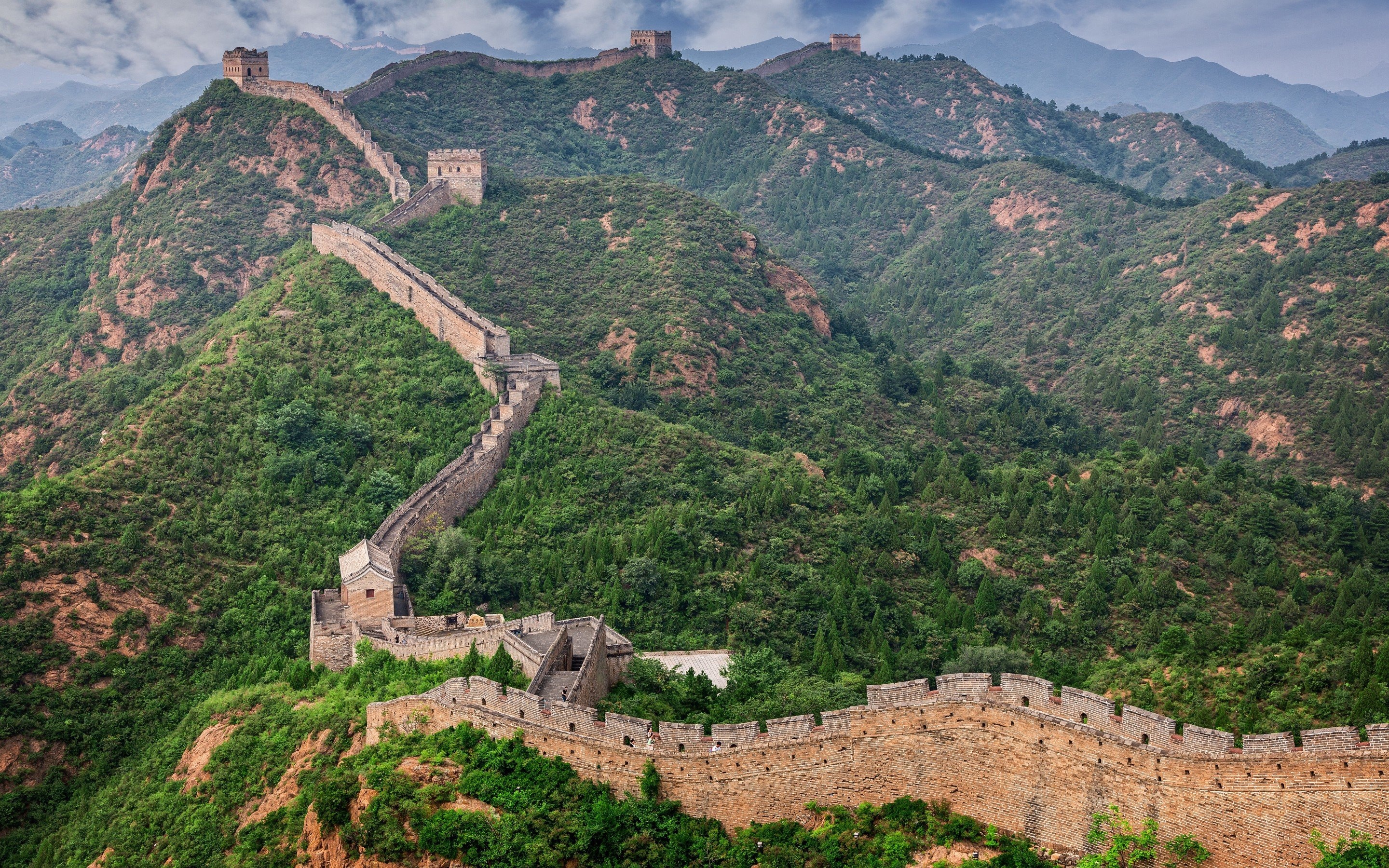 Great Wall of China: Was designated a UNESCO World Heritage site in 1987. 2880x1800 HD Background.