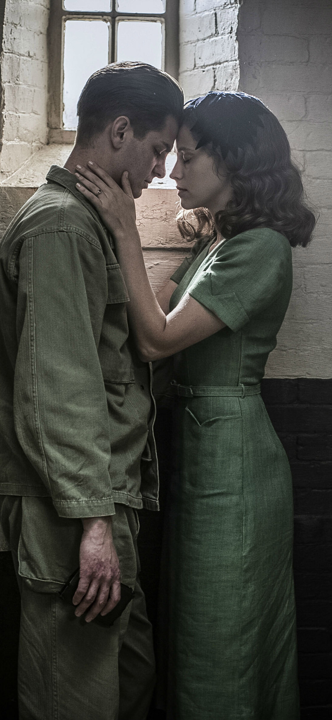 Hacksaw Ridge: Andrew Garfield and Teresa Palmer as Desmond Doss and Dorothy Schutte. 1130x2440 HD Background.