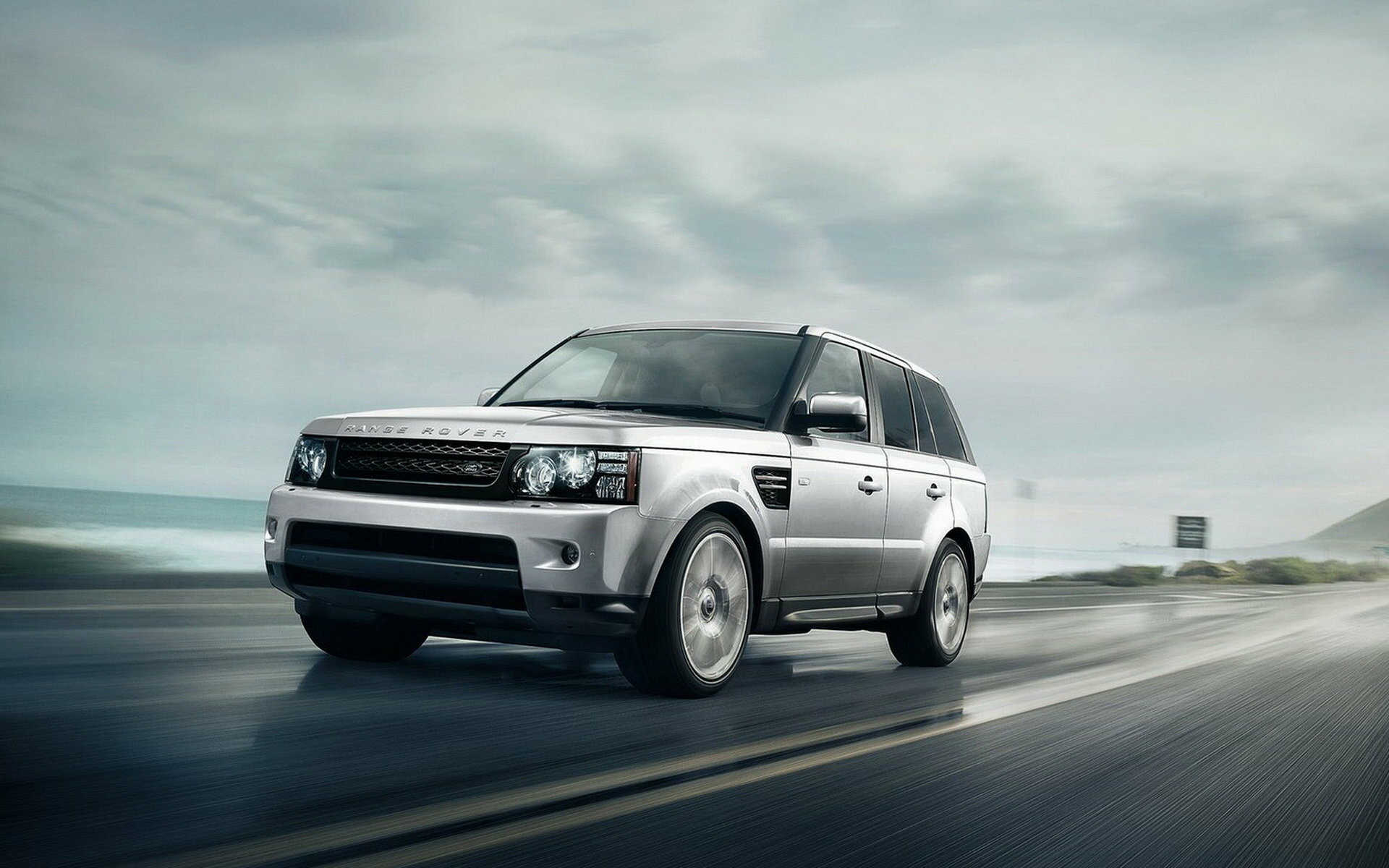 Range Rover: Classic vehicle series was produced from 1969 to 1996 by the British Leyland. 1920x1200 HD Background.