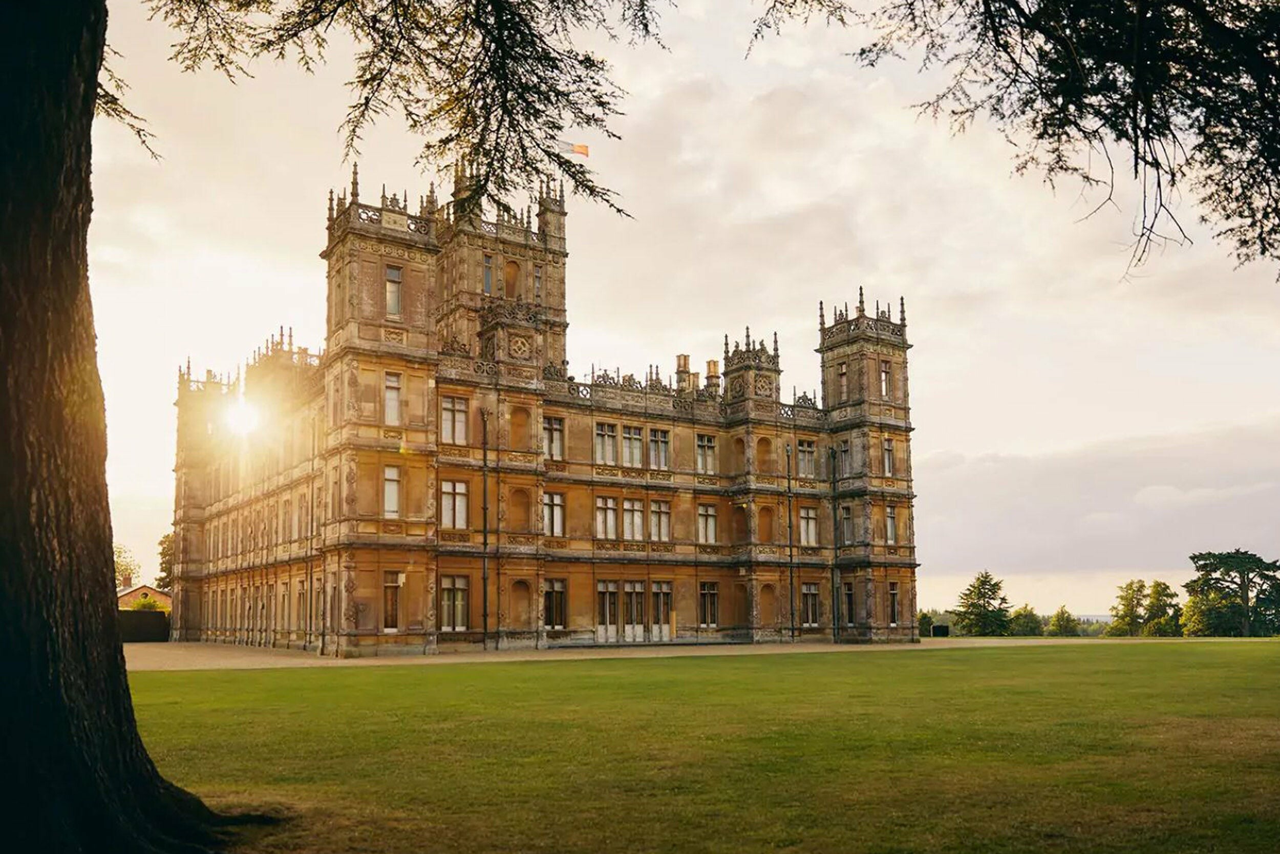 Downton Abbey: The sixth and final series introduces the rise of the working class during the interwar period. 2500x1670 HD Wallpaper.