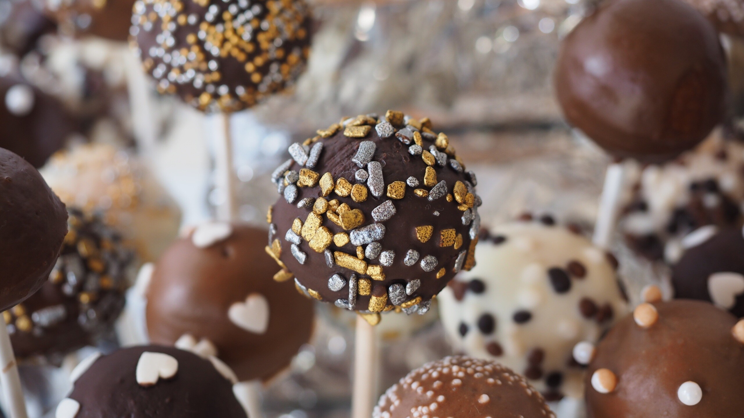 Sweets: Confections made from chocolate or incorporating chocolate. 2560x1440 HD Wallpaper.