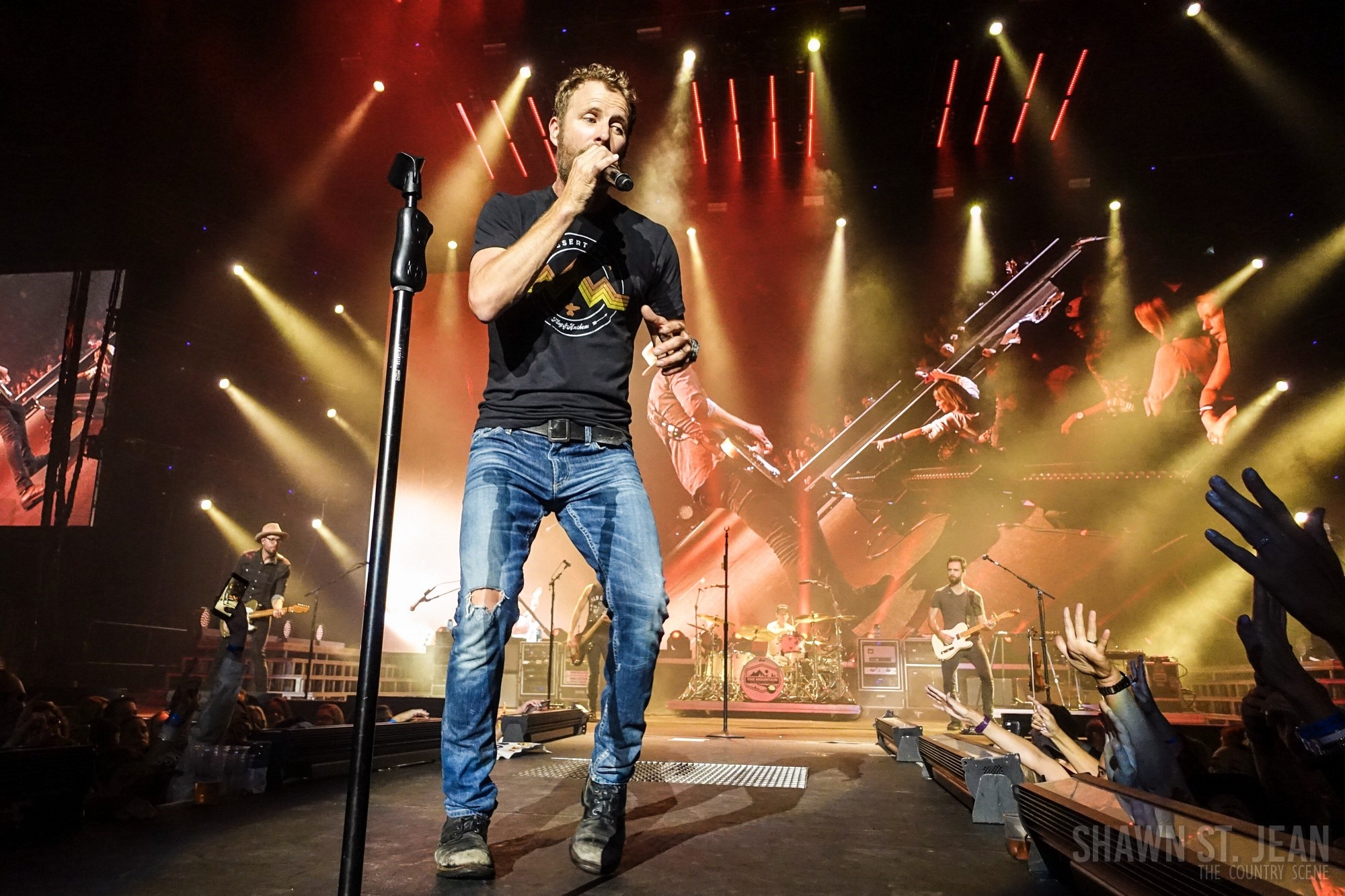 Dierks Bentley, World's biggest honky tonk, Sold out show, Country music, 2000x1340 HD Desktop