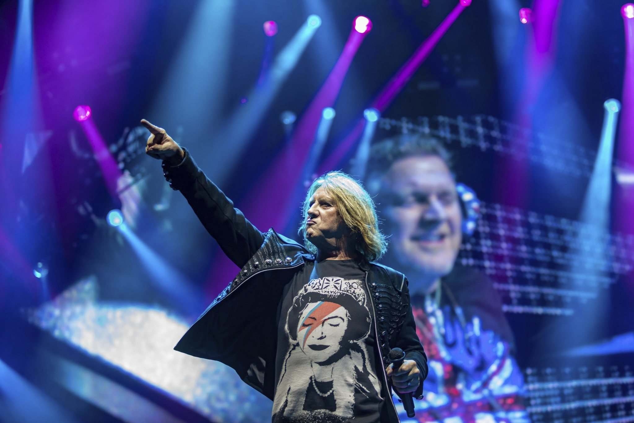 Def Leppard, Fans rocking out, Energizing concerts, Winnipeg Free Press review, 2050x1370 HD Desktop