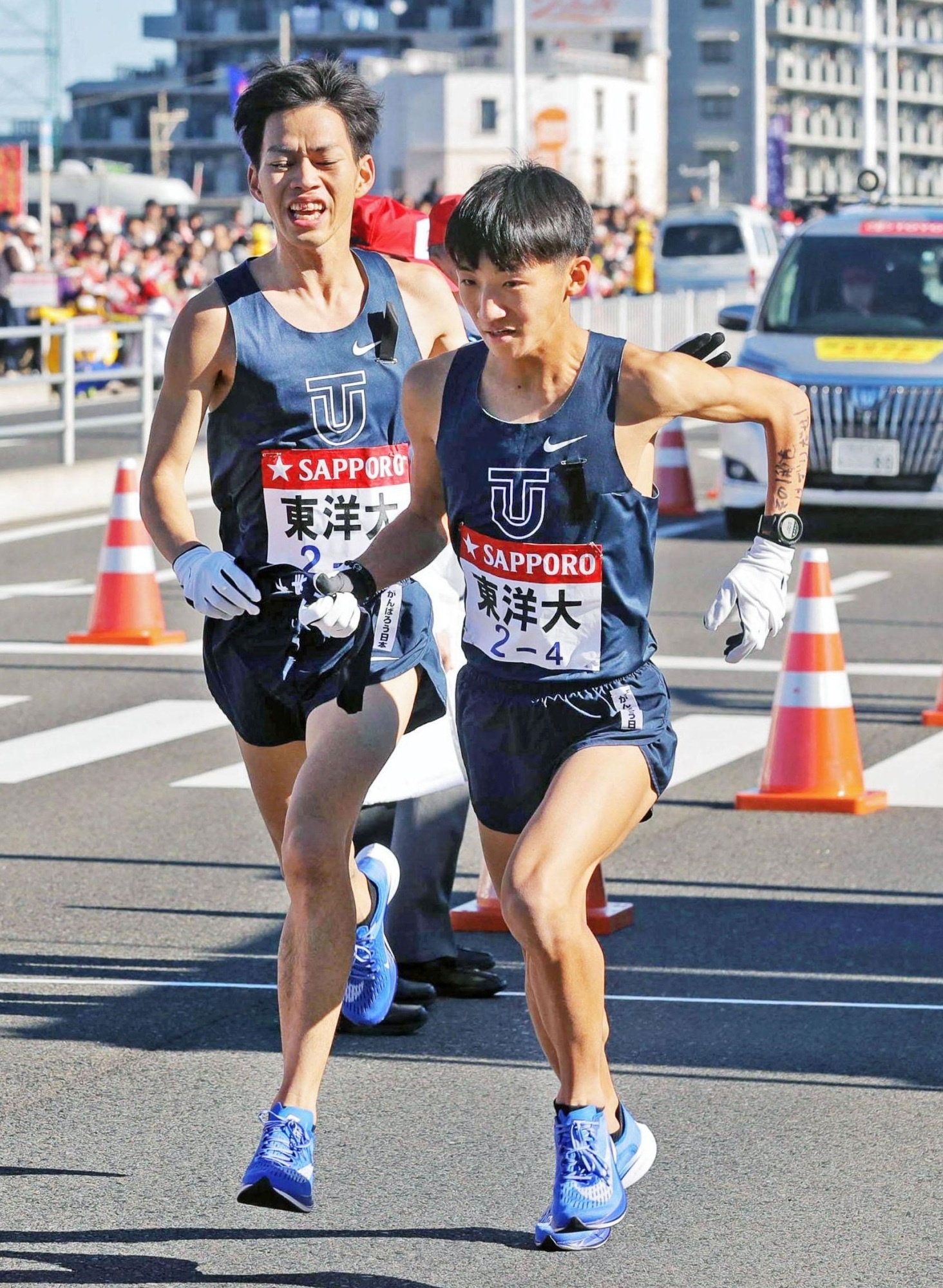 Ekiden: Toyo University contestants, National collegiate road relay, Sapporo, Hokkaido prefecture, 2019. 1470x2000 HD Background.