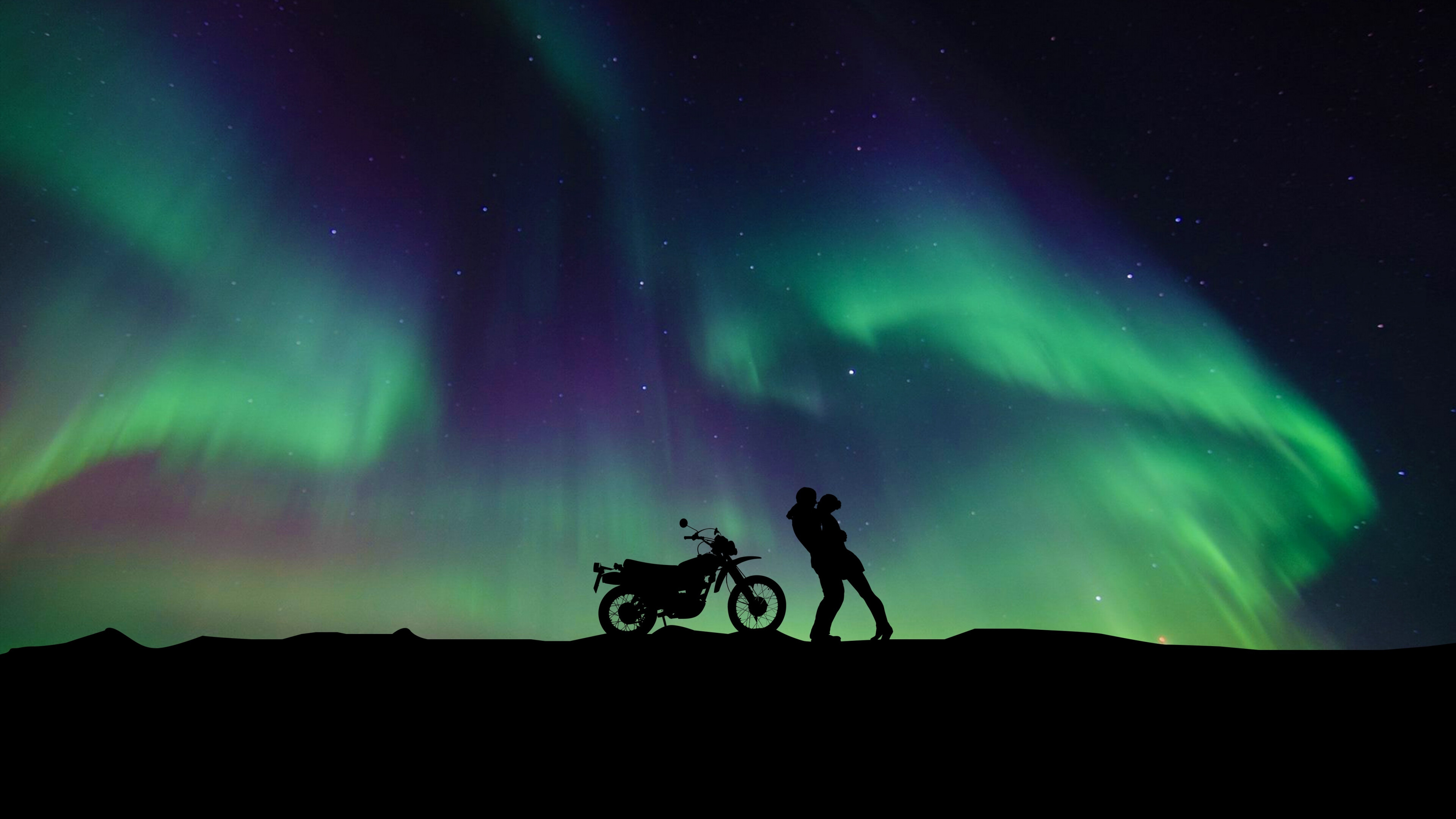 Paar mit Aurora Borealis, Motorradumarmung, UHD-Hintergrund, Atemberaubender Moment, 3840x2160 4K Desktop