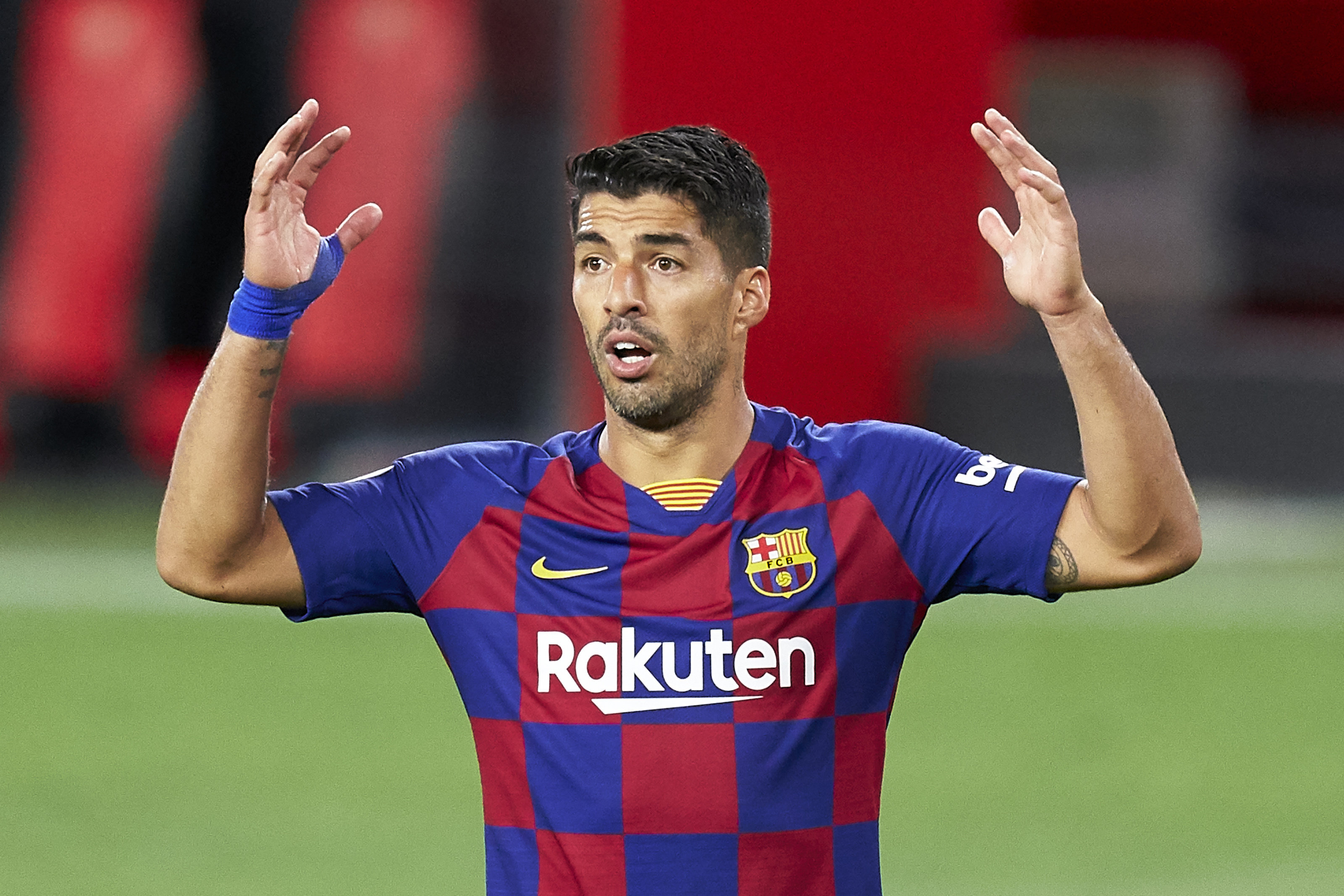 Luis Suarez, Barcelona's change of plans, Player's frustration, Soccer contract, 3200x2140 HD Desktop