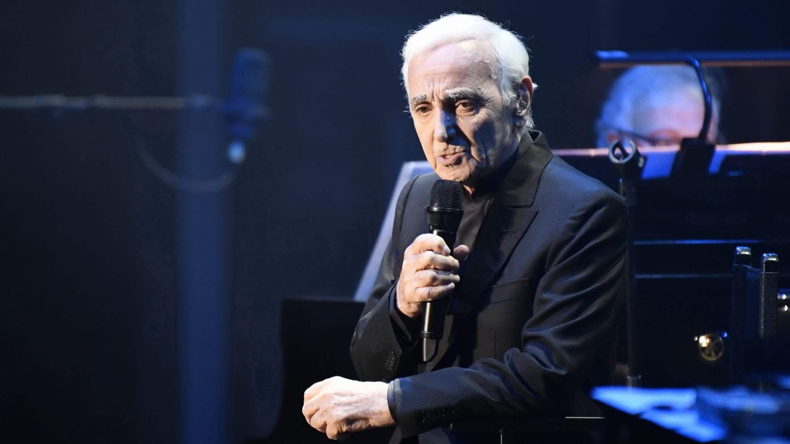Charles Aznavour live, Palais des congratildeu, 2000 backdrops, 2560x1440 HD Desktop