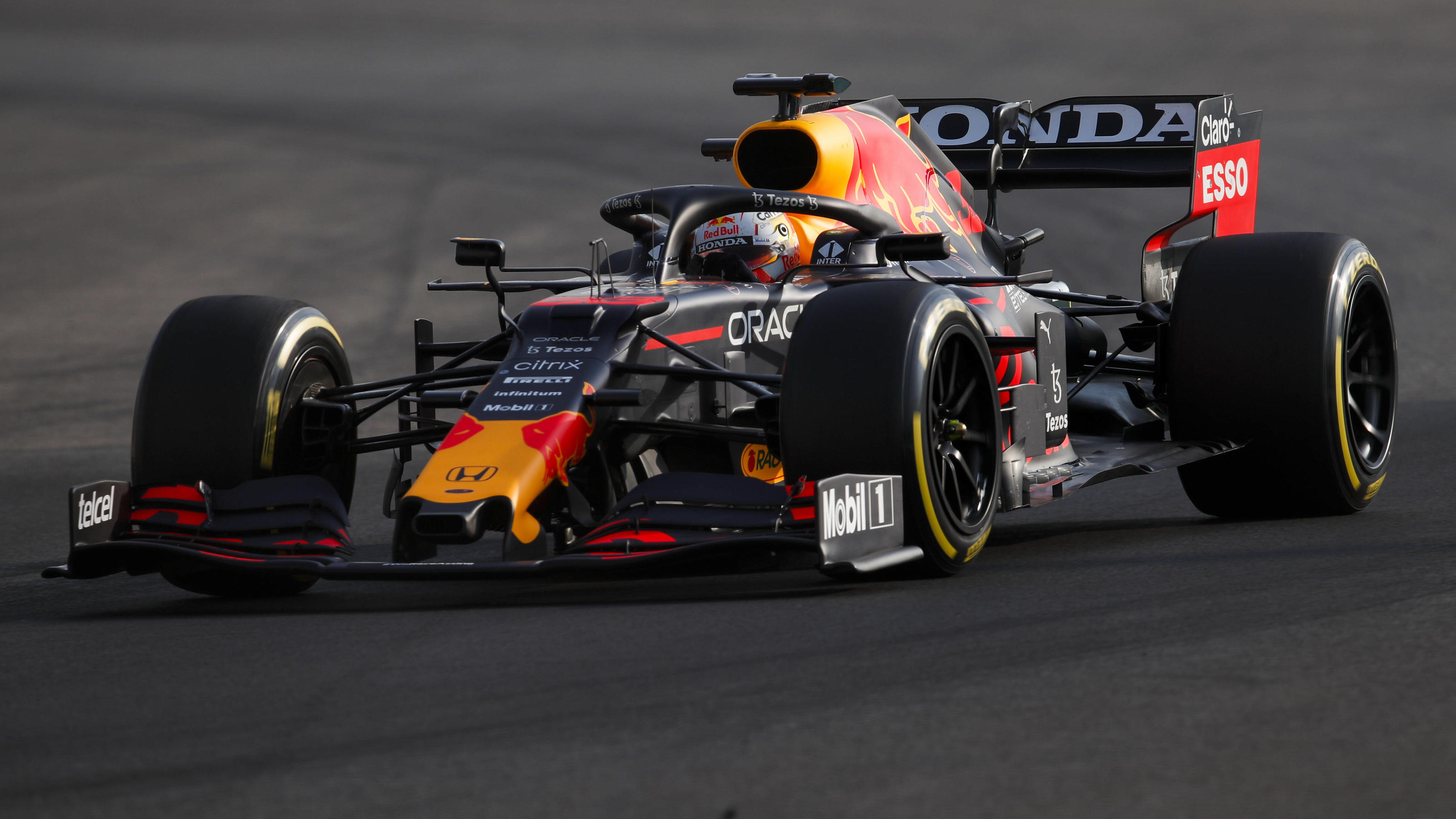Max Verstappen, Formula 1 auto, Golden shoes, Return to racing, 3200x1800 HD Desktop