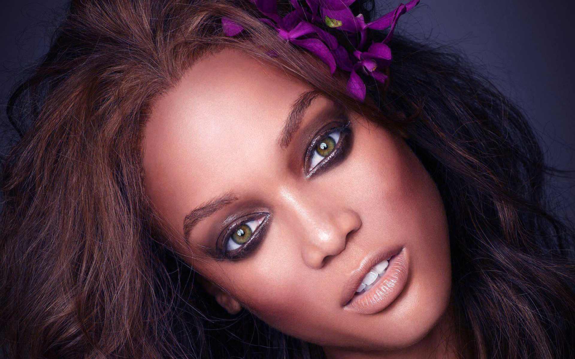 Tyra Banks, Enigmatic beauty, Alluring eyes, Compelling personality, 1920x1200 HD Desktop