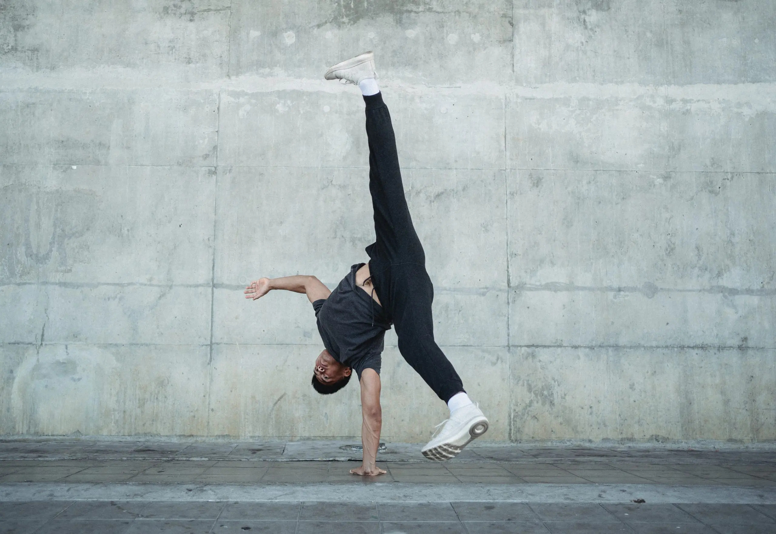 Breakdancing: Breakdancing to Debut as a New Sport in 2024 Olympics, Street dance. 2560x1770 HD Background.