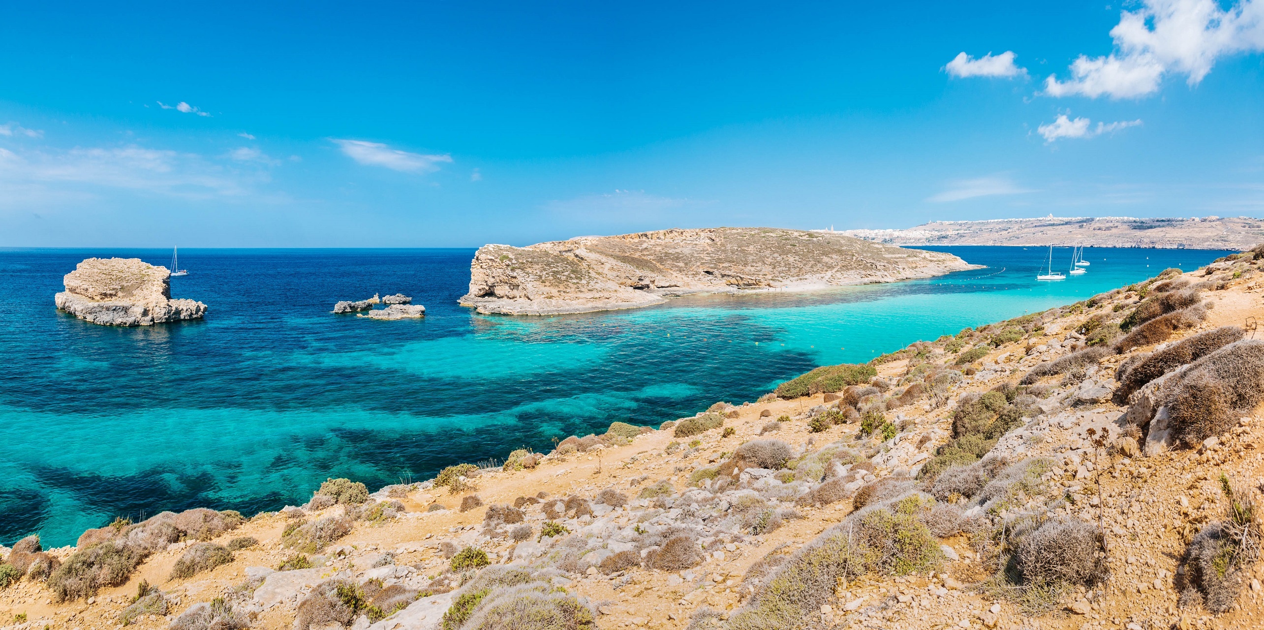 Comino Island, Blaue Lagune, Zauberhafte Bucht, Mittelmeer, 2570x1280 Dual Screen Desktop
