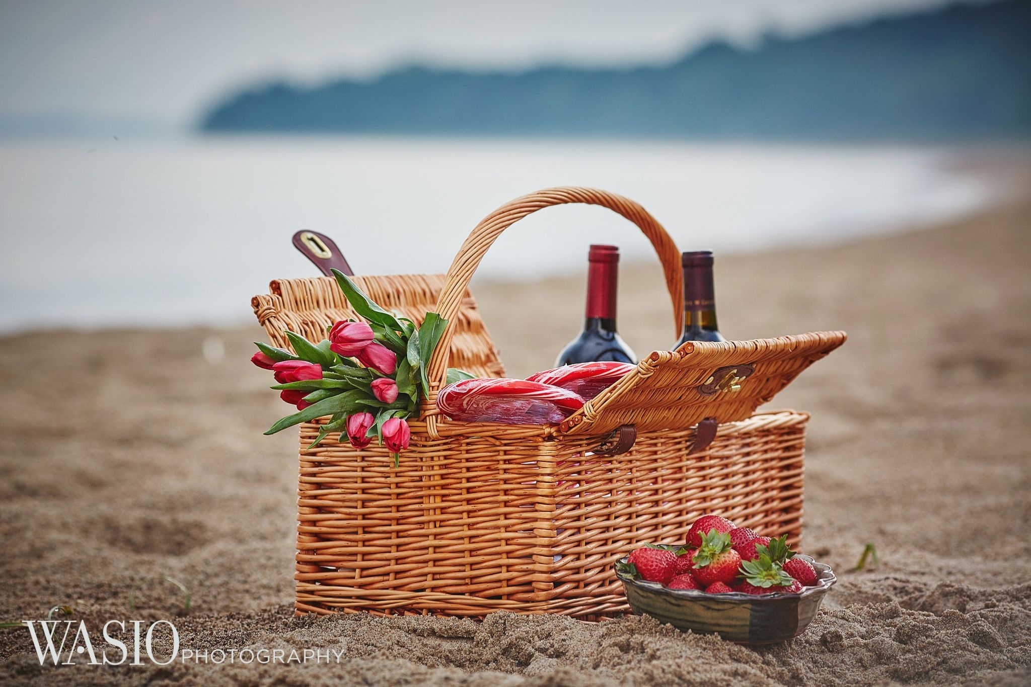 Engagement session picnic, Beach basket wine, 2050x1370 HD Desktop