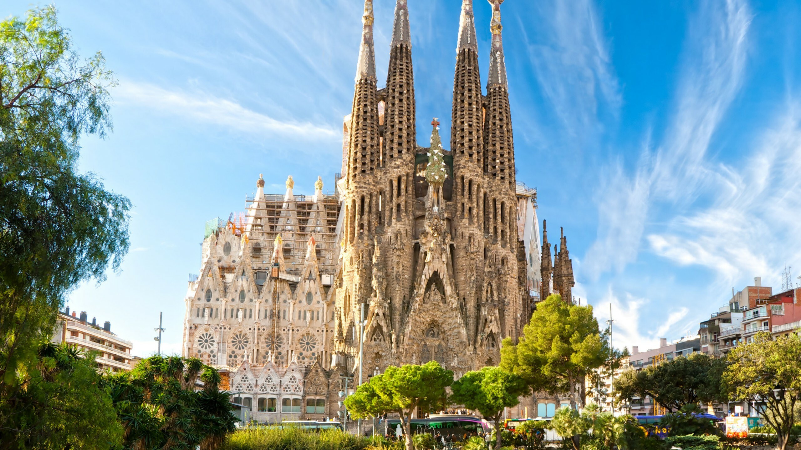 Spain: Sagrada Famlia, Barcelona, Antoni Gaudi, Landmark, Architecture. 2560x1440 HD Background.