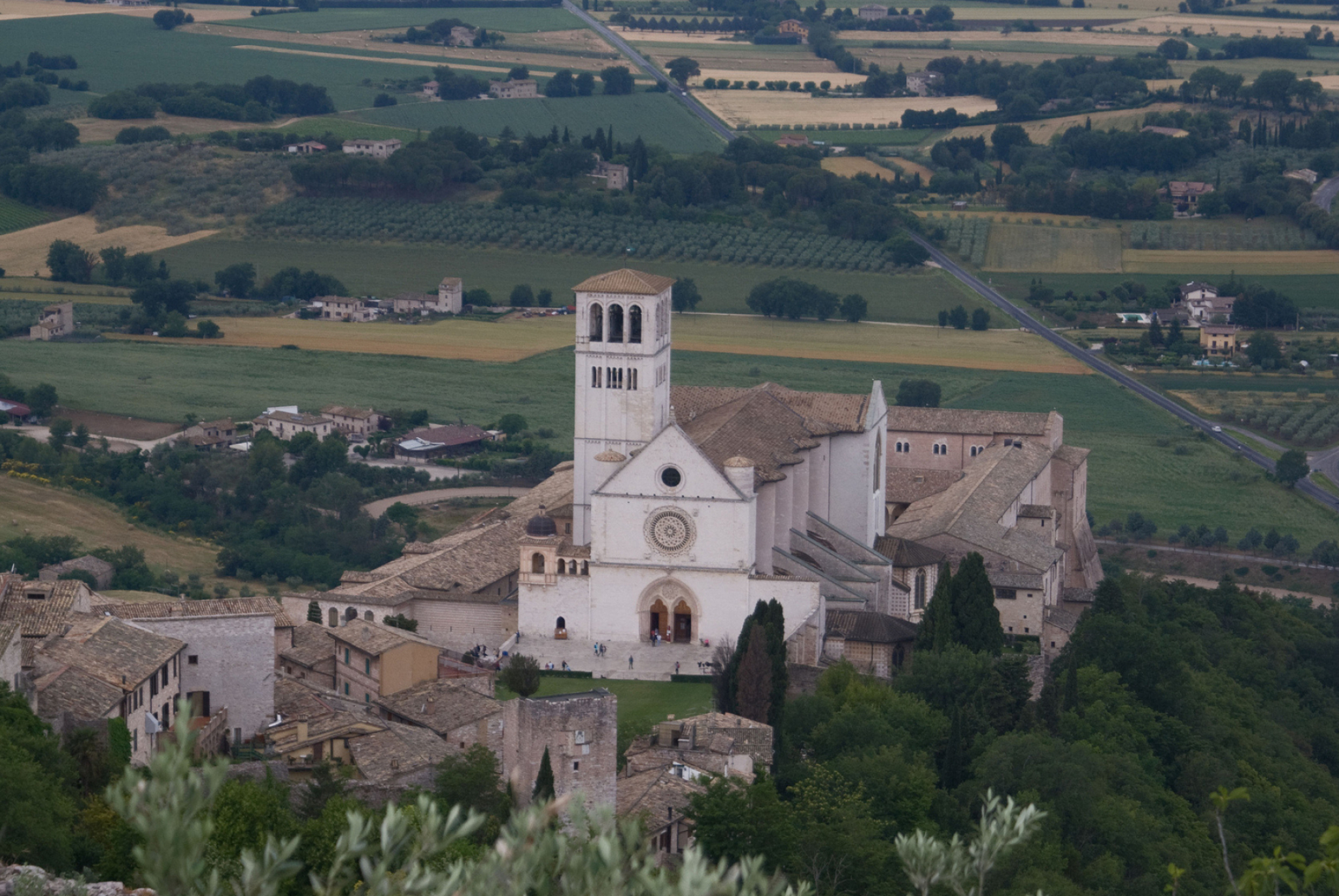 Blick auf den Sonnenuntergang in der Basilika des Heiligen Franz von Assisi, 2050x1380 HD Desktop