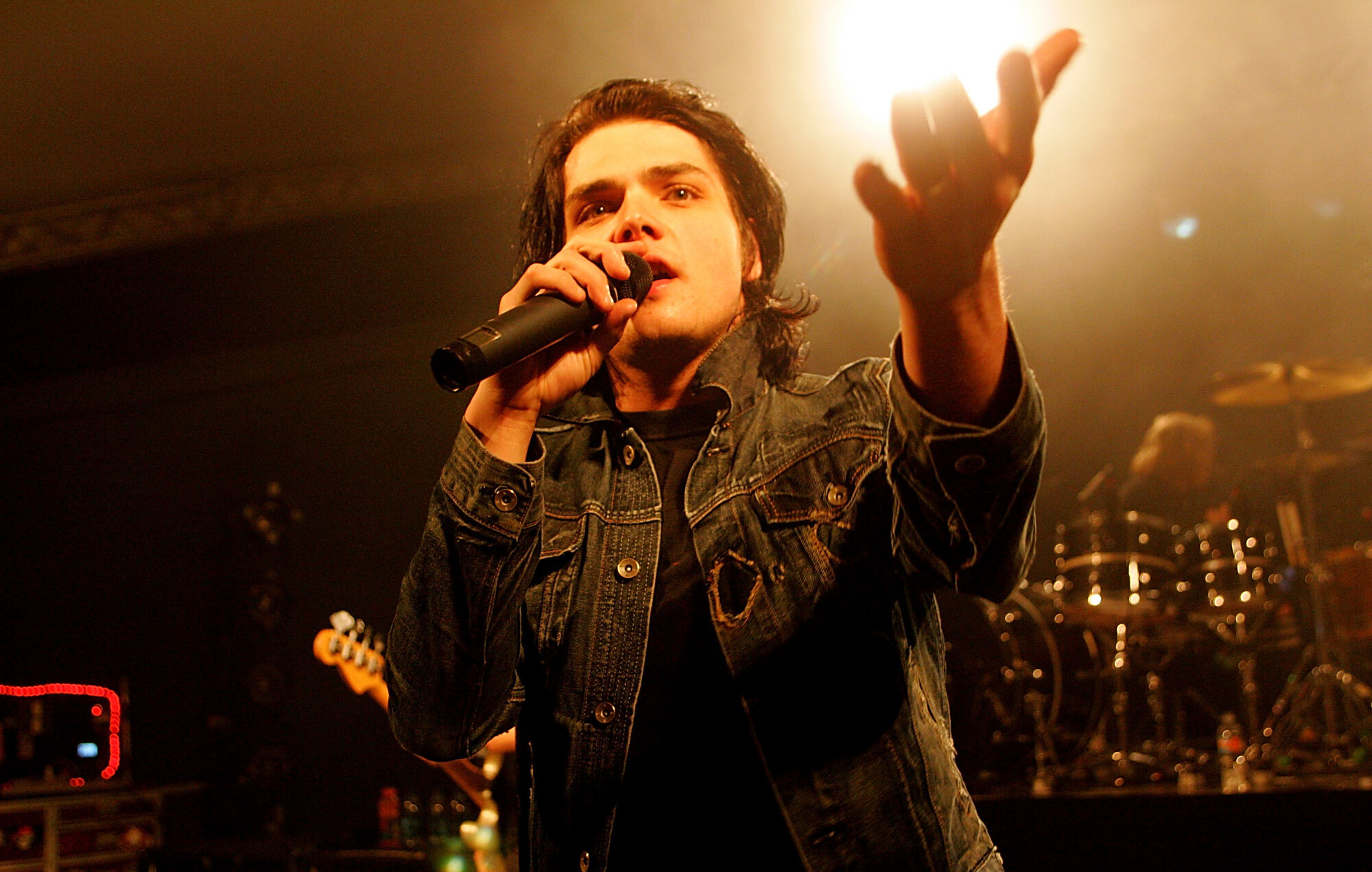 Gerard Way: My Chemical Romance, Reunion Show, I Brought You My Bullets, You Brought Me Your Love. 2000x1280 HD Background.