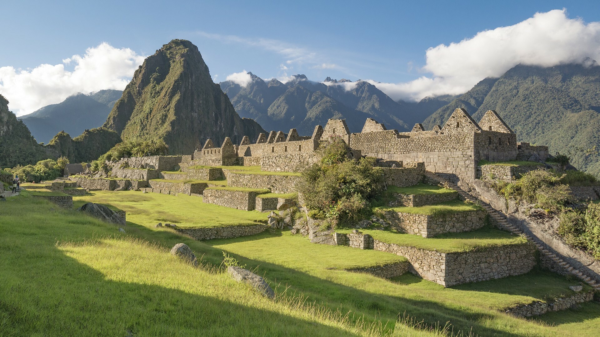 Machu Picchu: Abandoned Inca citadel, Eastern Cordillera of southern Peru. 1920x1080 Full HD Wallpaper.