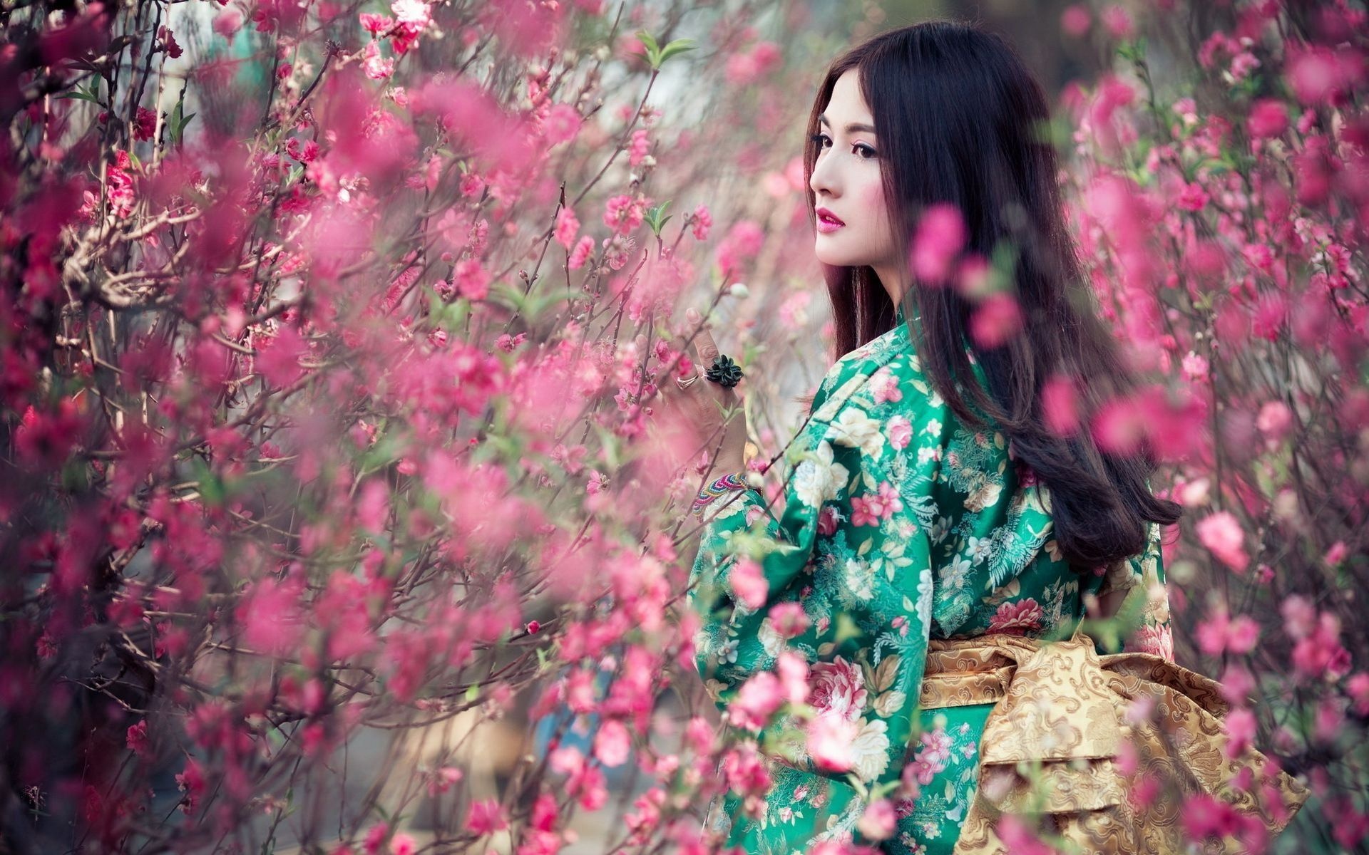 Japanese kimono, Oriental fashion, Traditional patterns, Exquisite craftsmanship, 1920x1200 HD Desktop
