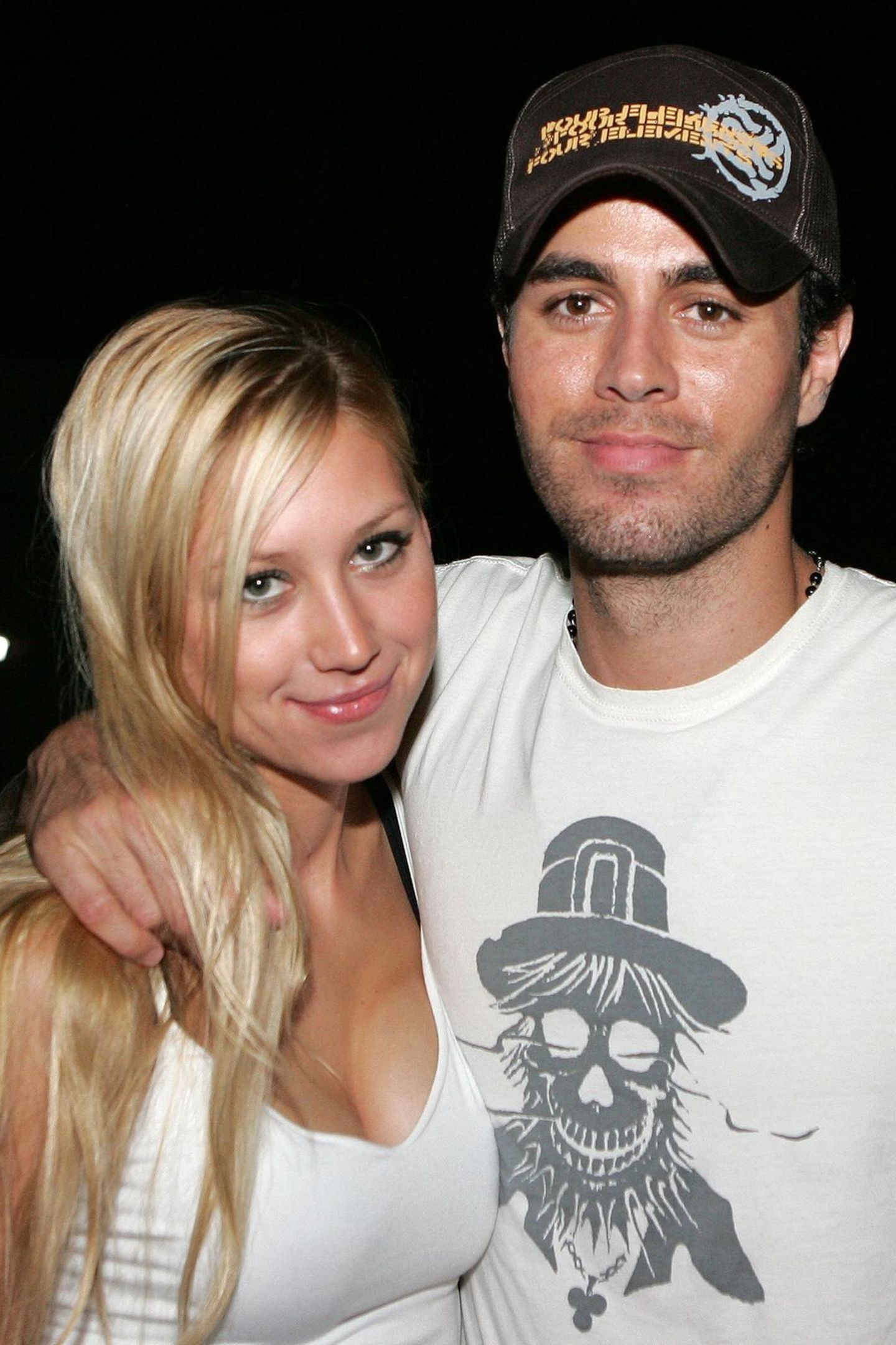 Enrique Iglesias and Anna Kournikova: Singer and former tennis pro have been together for 21 years and have 3 children. 1440x2160 HD Background.