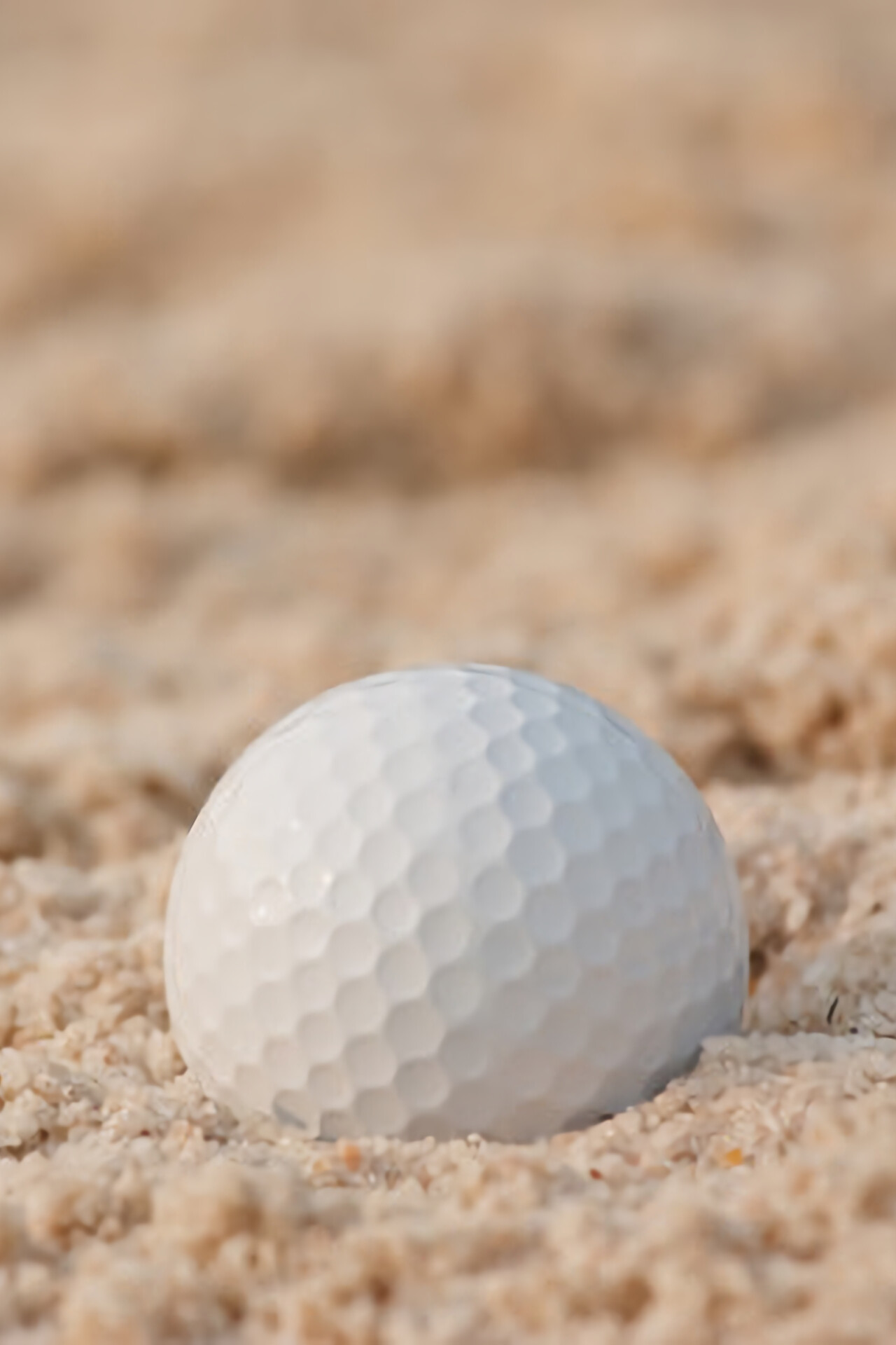 Beach Golf: Teams of two players each challenge each other to arrive at the final hole with the fewest possible strokes. 1280x1920 HD Background.