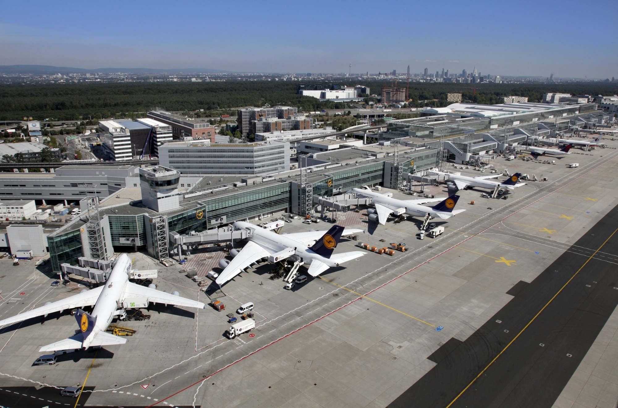 Frankfurt Airport, Low emission services, Green gate opening, Sustainable ground operations, 2000x1330 HD Desktop