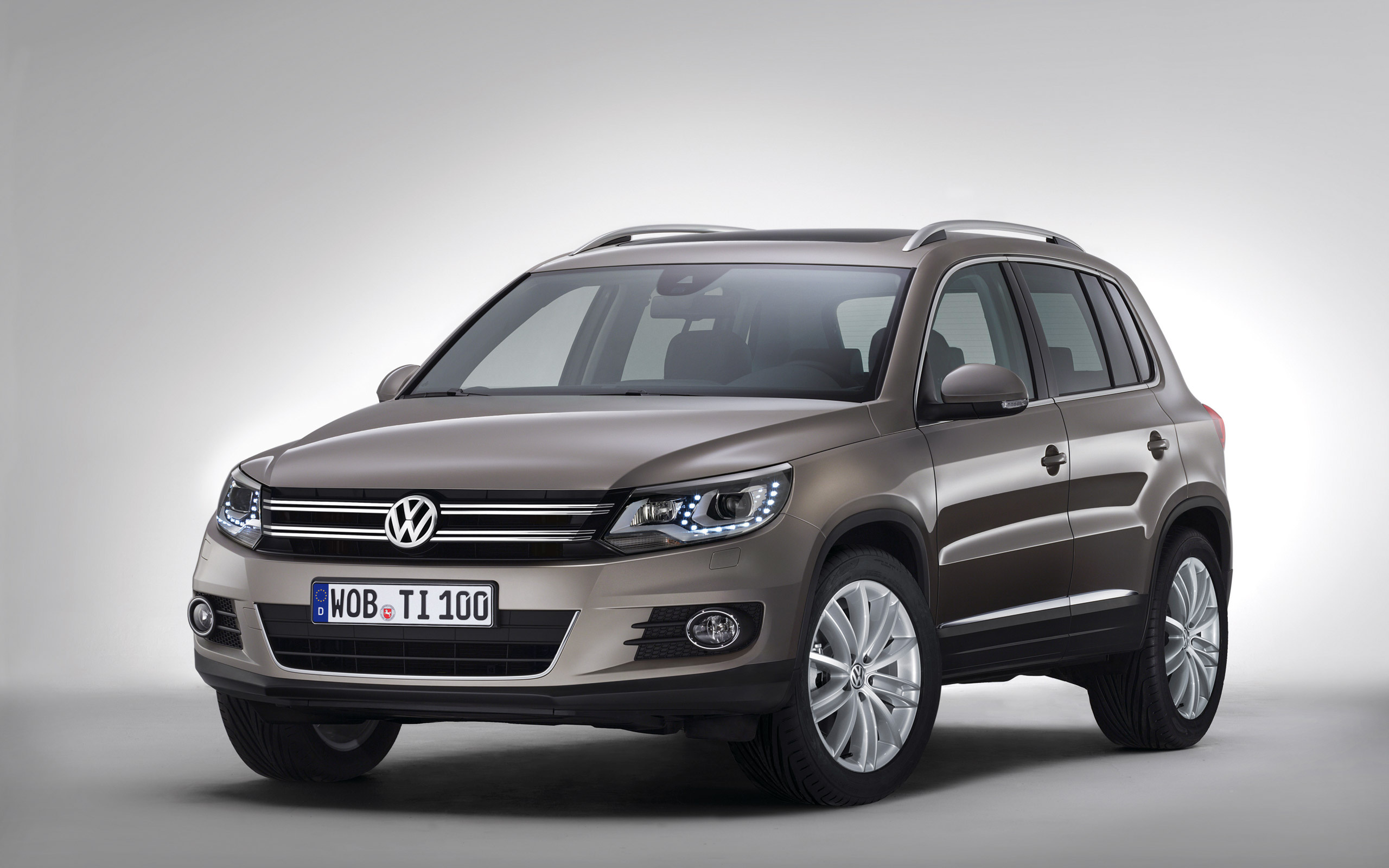 Volkswagen Tiguan, Versatile SUV, Spacious interior, Advanced safety features, 2560x1600 HD Desktop