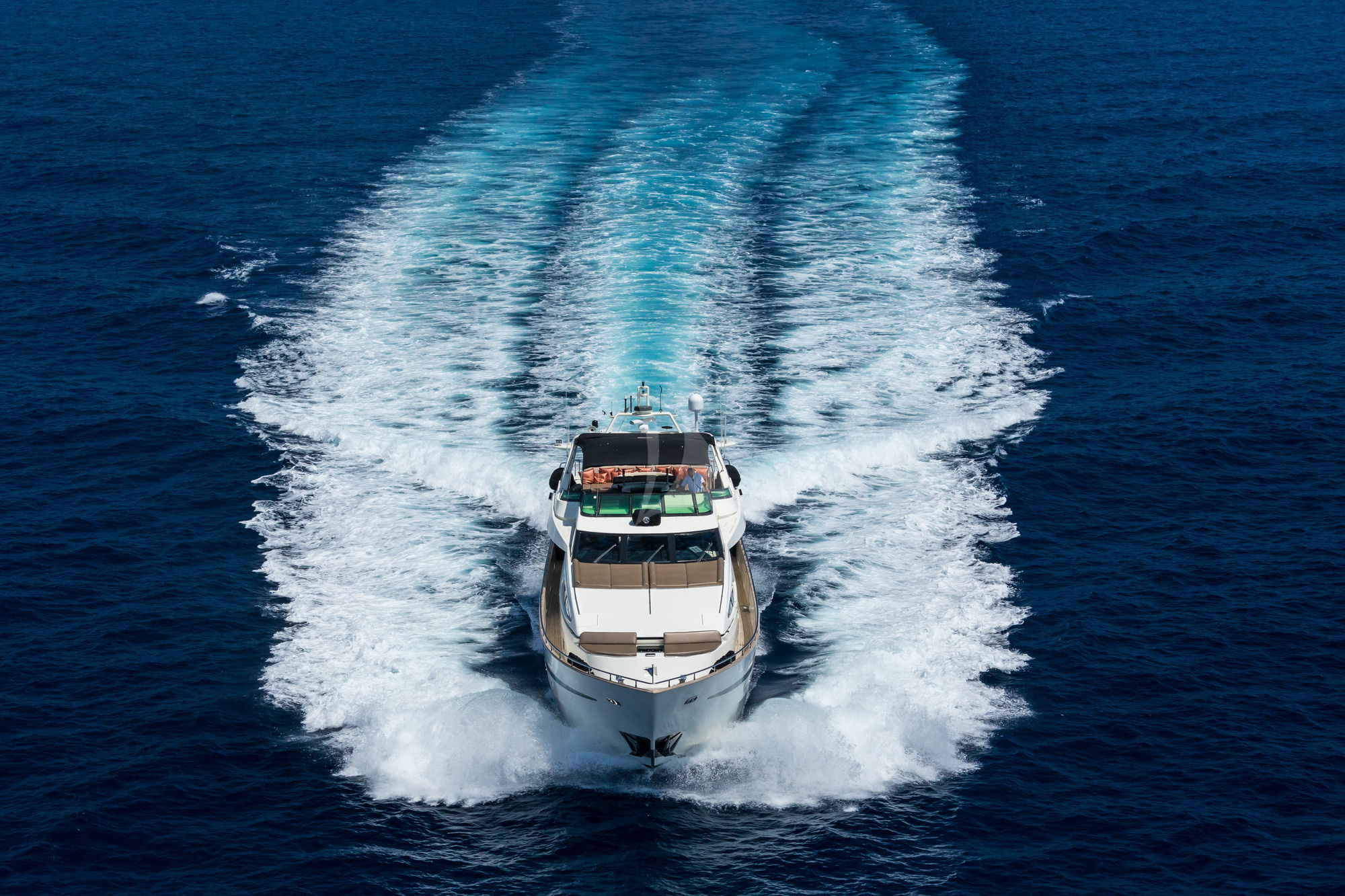 Motorboat: Azimut 100 Jumbo, A pleasure vessel with engine. 2000x1340 HD Wallpaper.