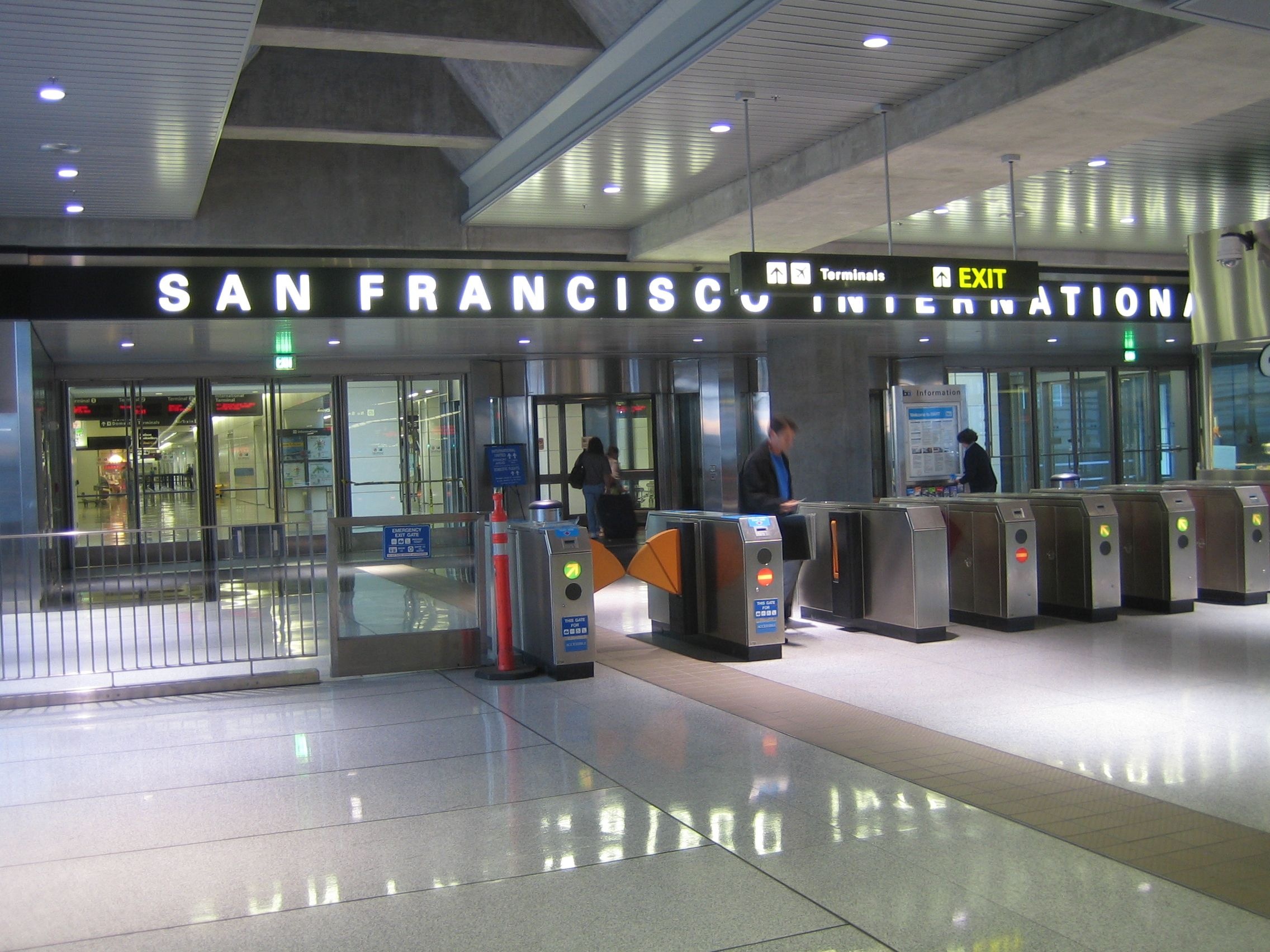 San Francisco International Airport, Entrance to SFO, Light pollution, Nighttime scenery, 2280x1710 HD Desktop