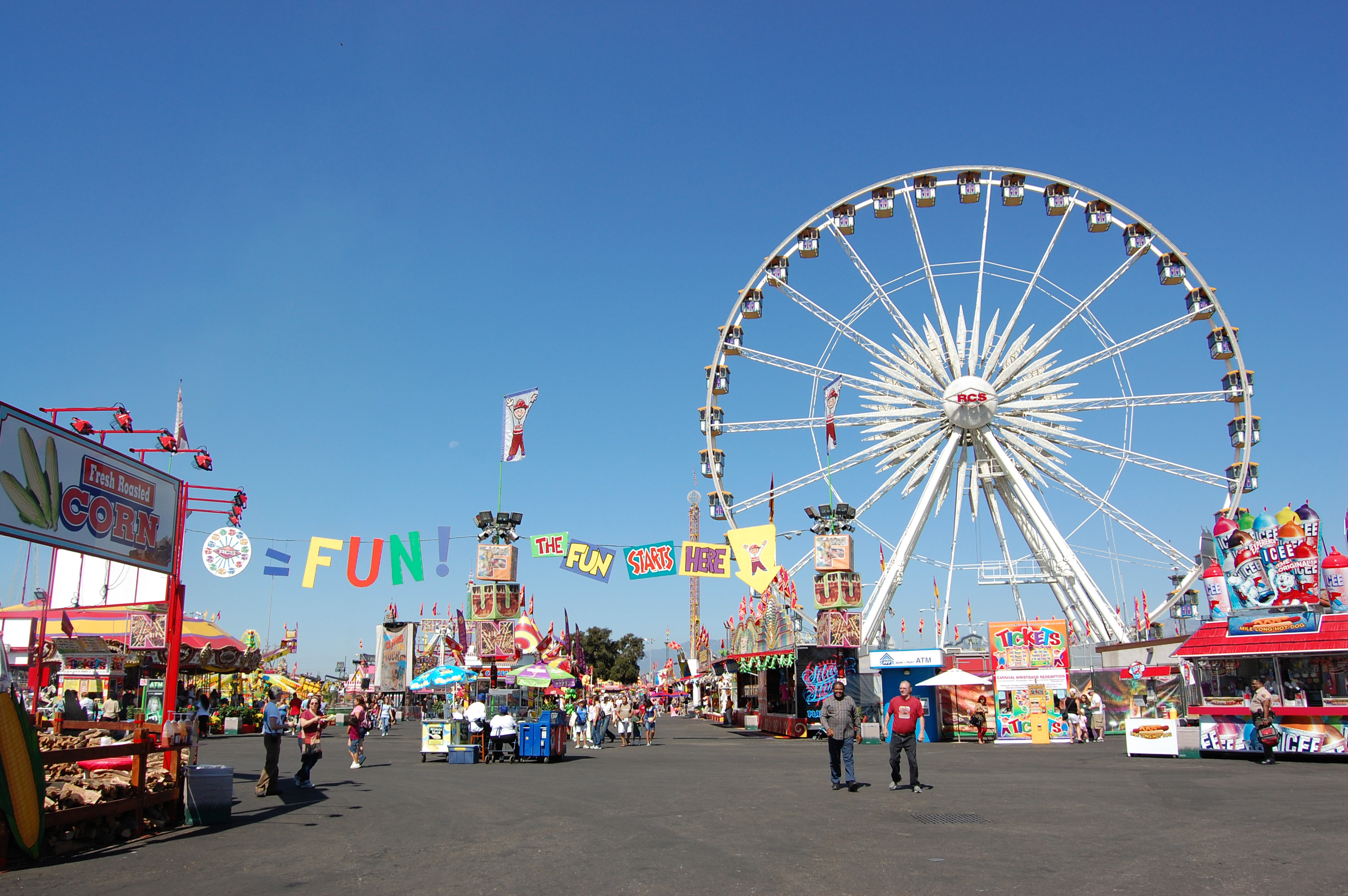 Fun Fair: An outdoor event at which there are various kinds of entertainment. 3010x2000 HD Wallpaper.