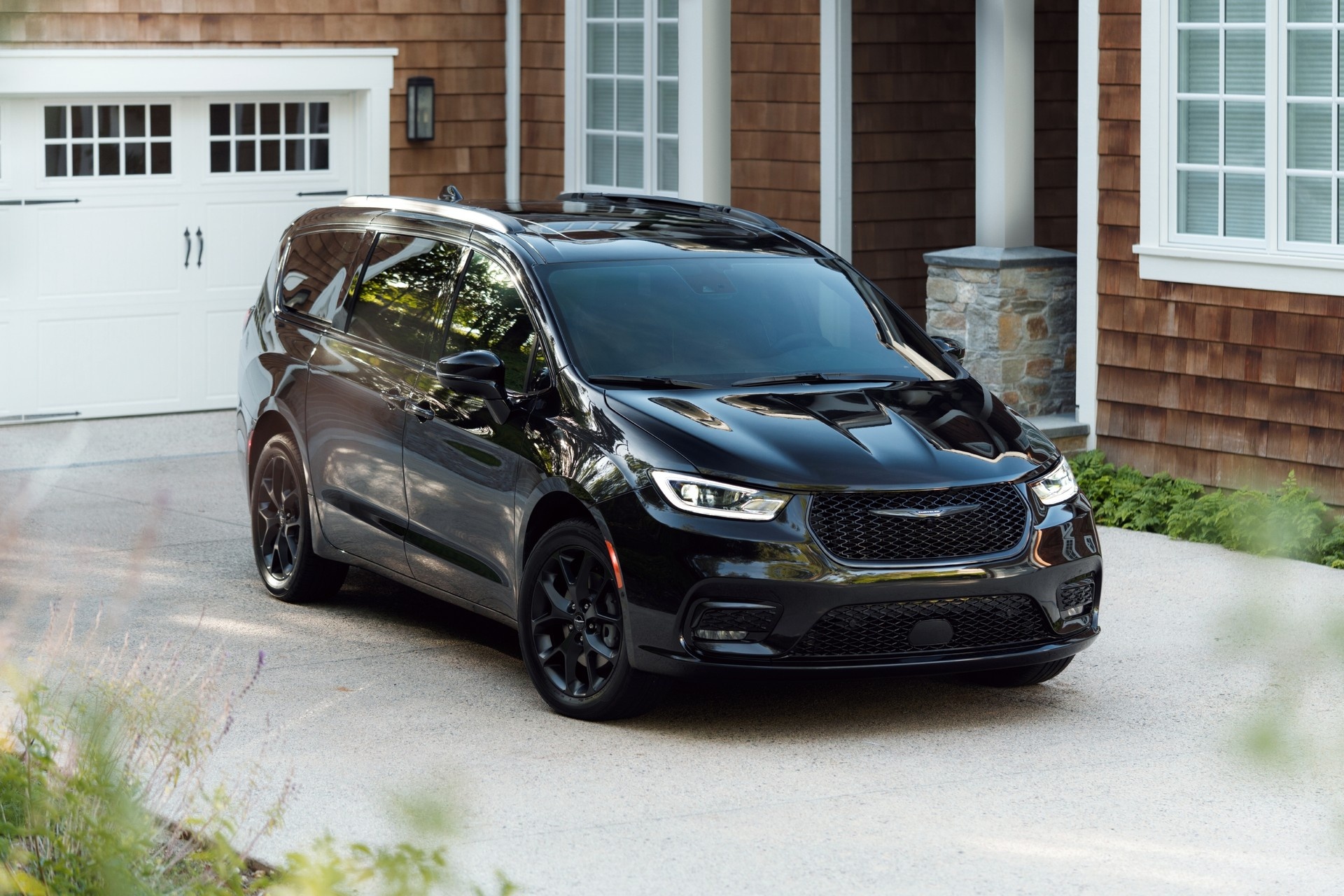 Chrysler Pacifica, 2021 model, Limited edition, Front three quarter, 1920x1280 HD Desktop