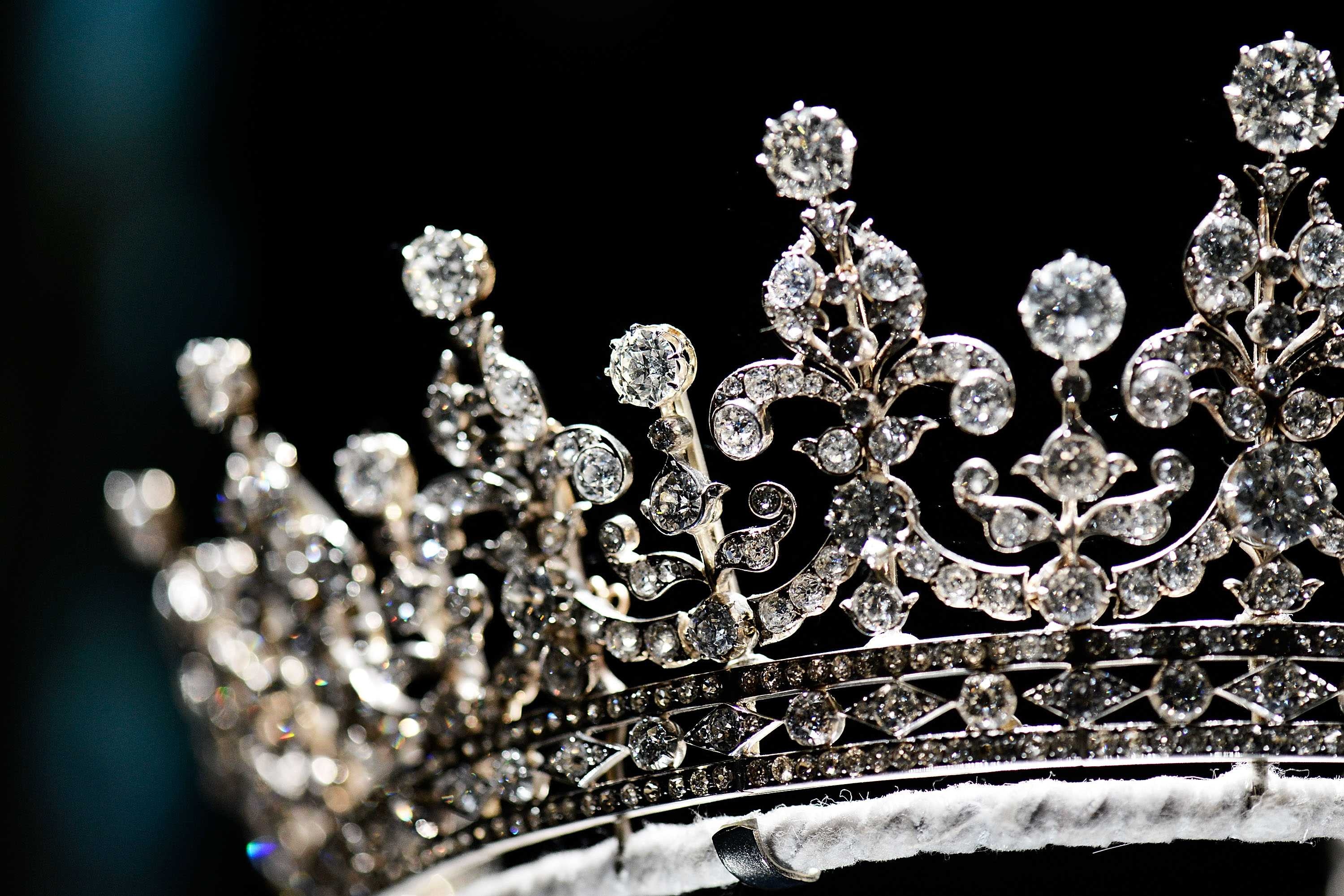 Diamond crown, Glamorous headpiece, Radiant symbol, Majestic adornment, 3000x2010 HD Desktop