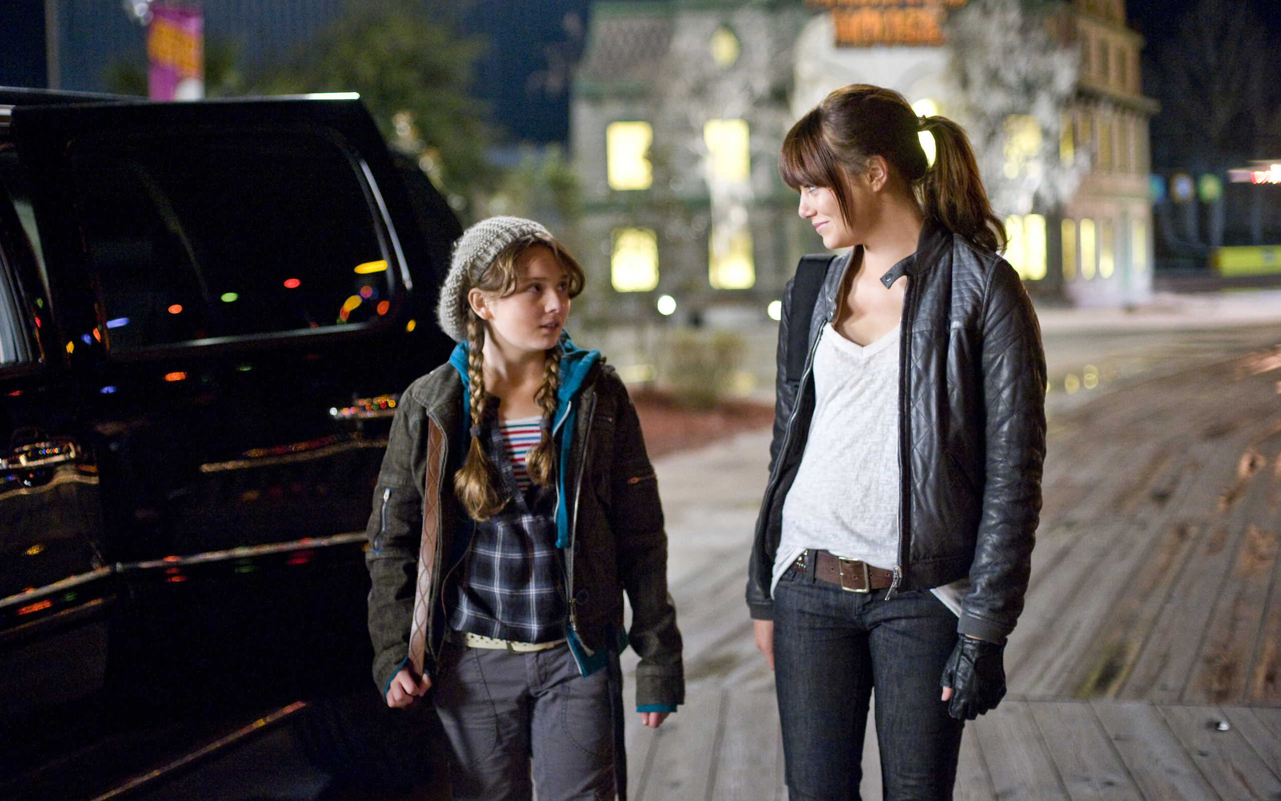Zombieland: Emma Stone as Wichita and Abigail Breslin as Little Rock. 2560x1600 HD Wallpaper.