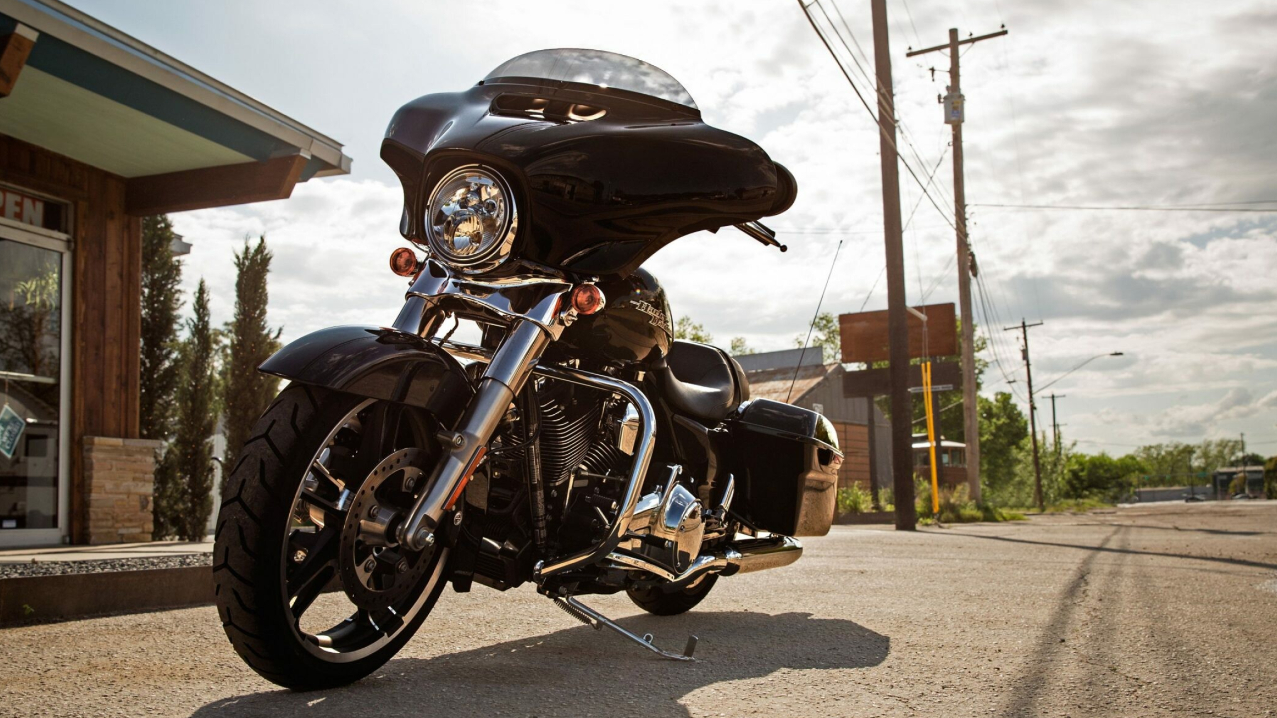 Harley-Davidson Glide: A bike, H-D top-selling touring model in the U.S.. 2560x1440 HD Background.