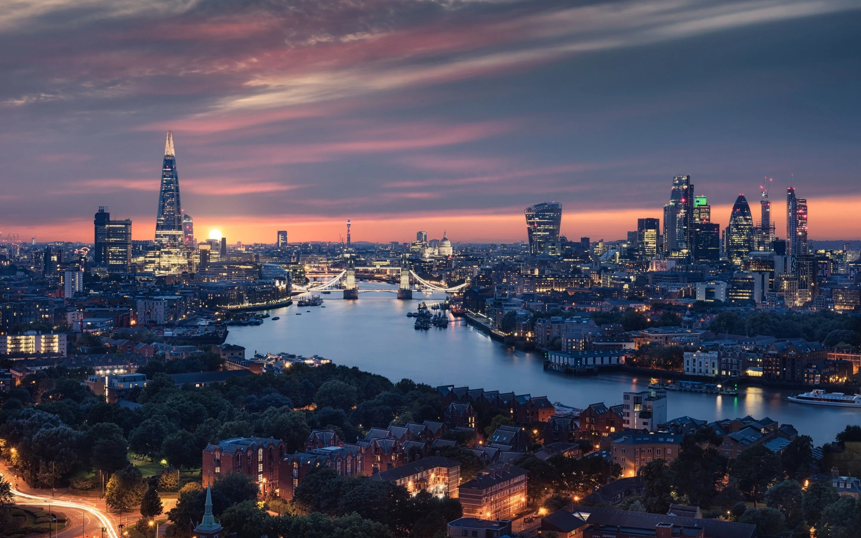 London: Situated in southeastern England, lying astride the River Thames some 80 km upstream from its estuary on the North Sea. 2880x1800 HD Background.