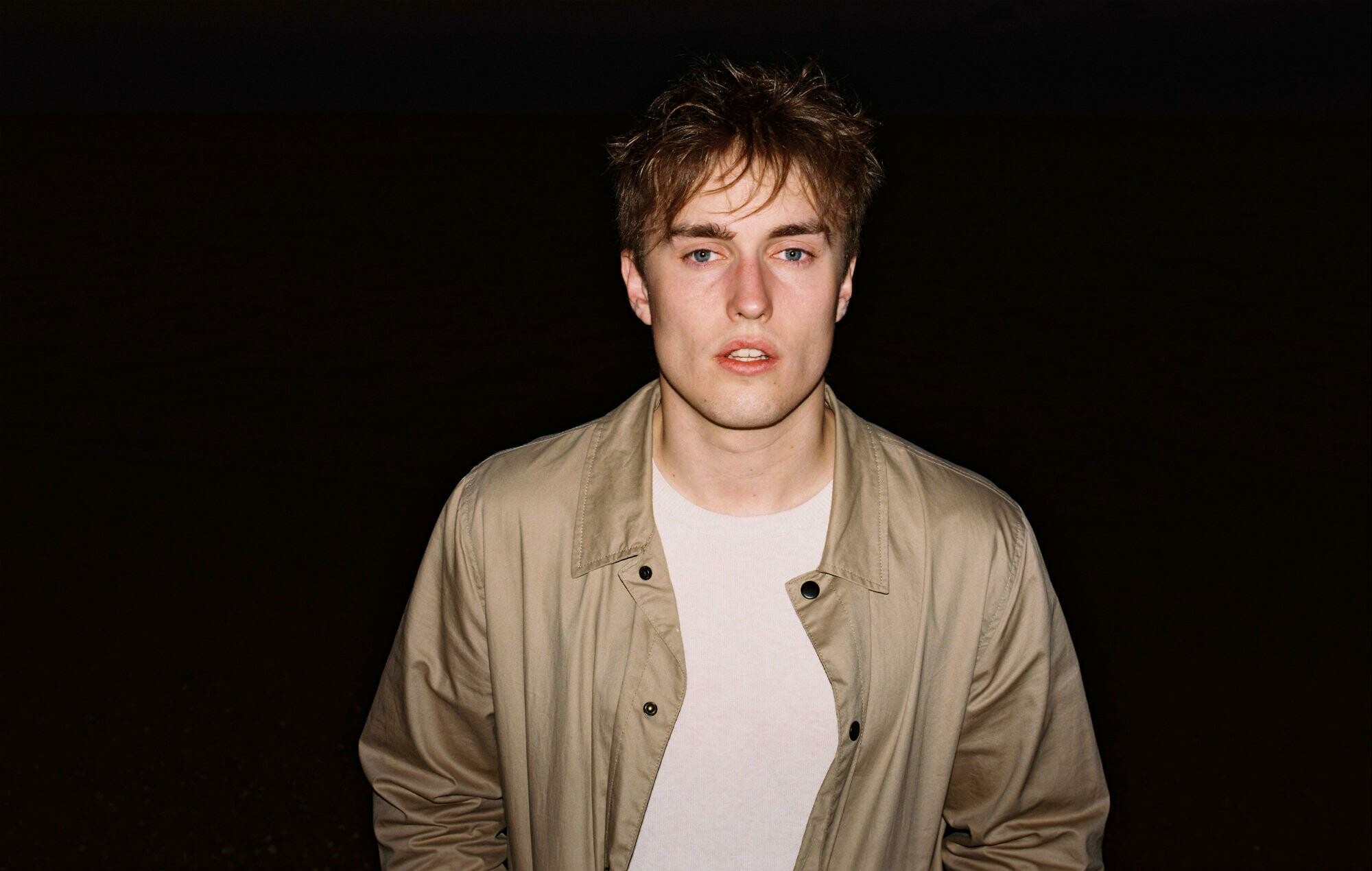 Sam Fender: Received the Brit Award for Best British Alternative and Rock Act in 2022. 2000x1270 HD Background.
